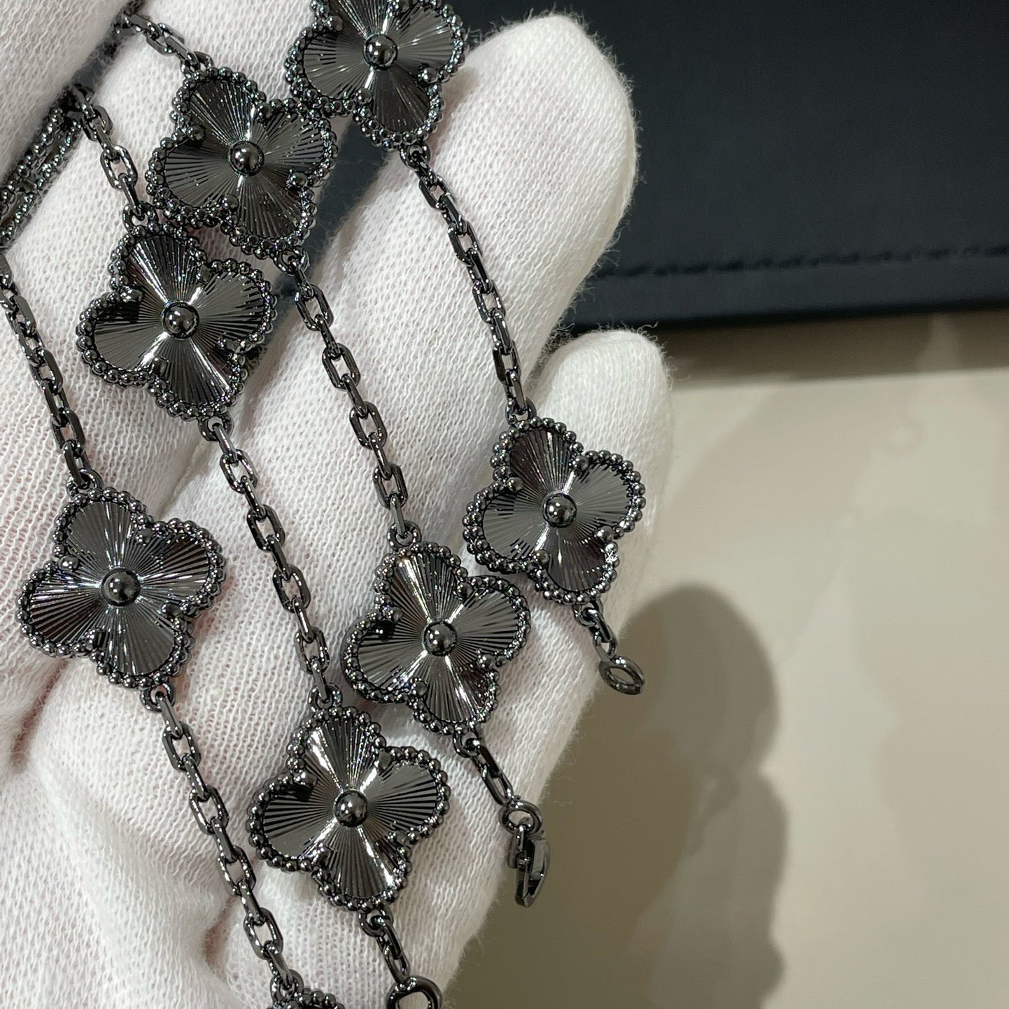 [Charm Aries Jewelry]CLOVER 5 MOTIF BLACK BRACELET