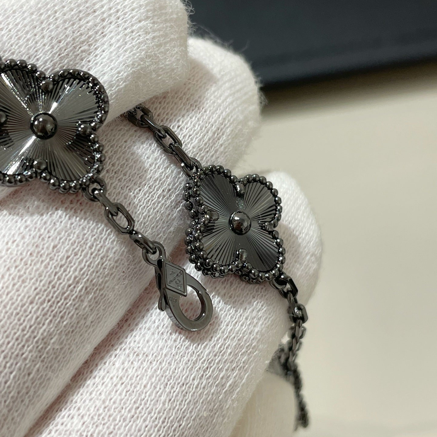 [Charm Aries Jewelry]CLOVER 5 MOTIF BLACK BRACELET