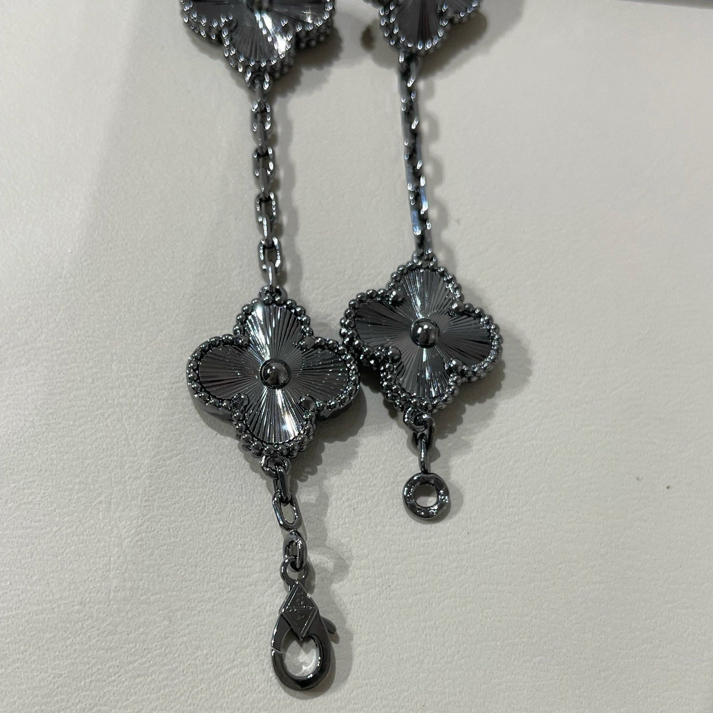 [Charm Aries Jewelry]CLOVER 5 MOTIF BLACK BRACELET