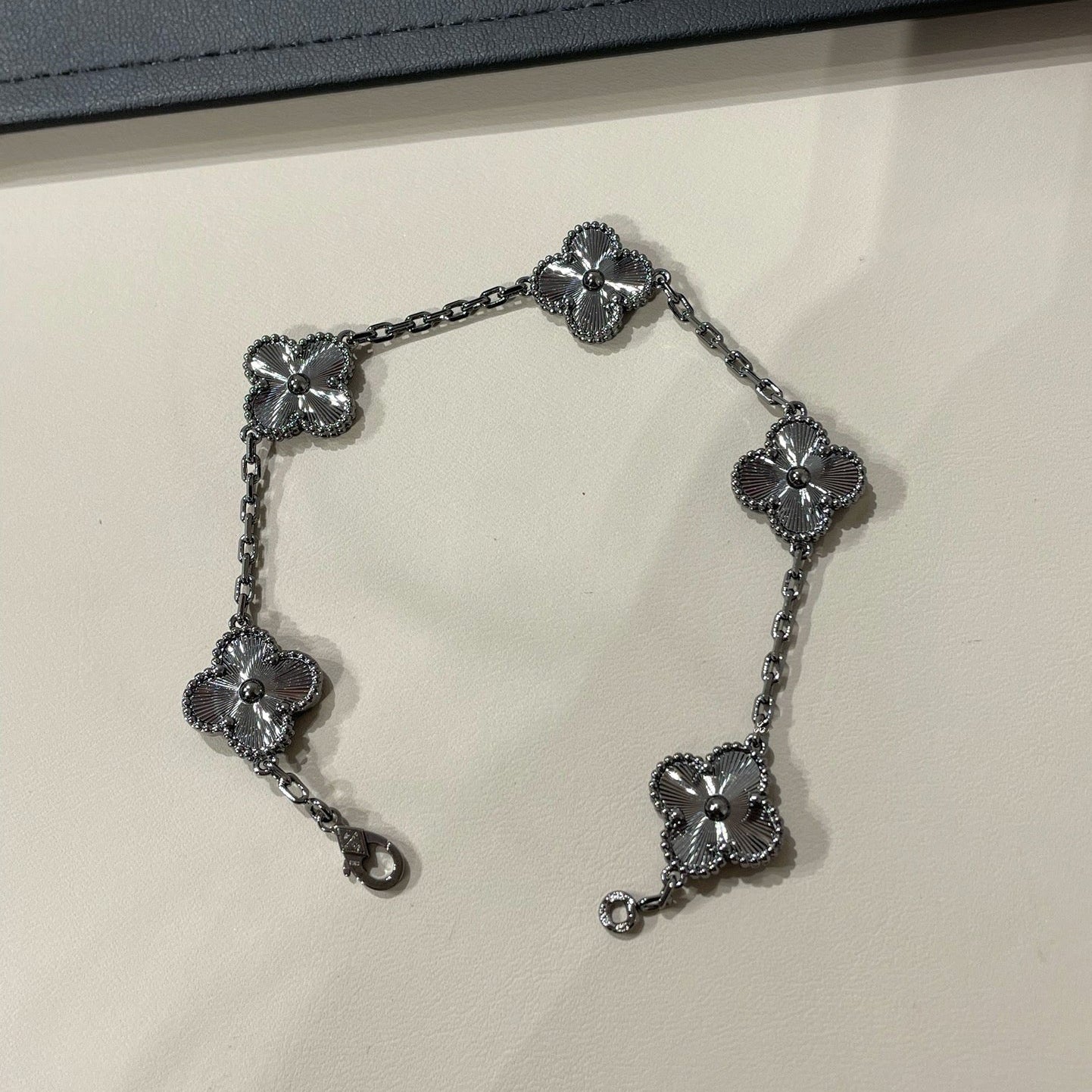 [Charm Aries Jewelry]CLOVER 5 MOTIF BLACK BRACELET