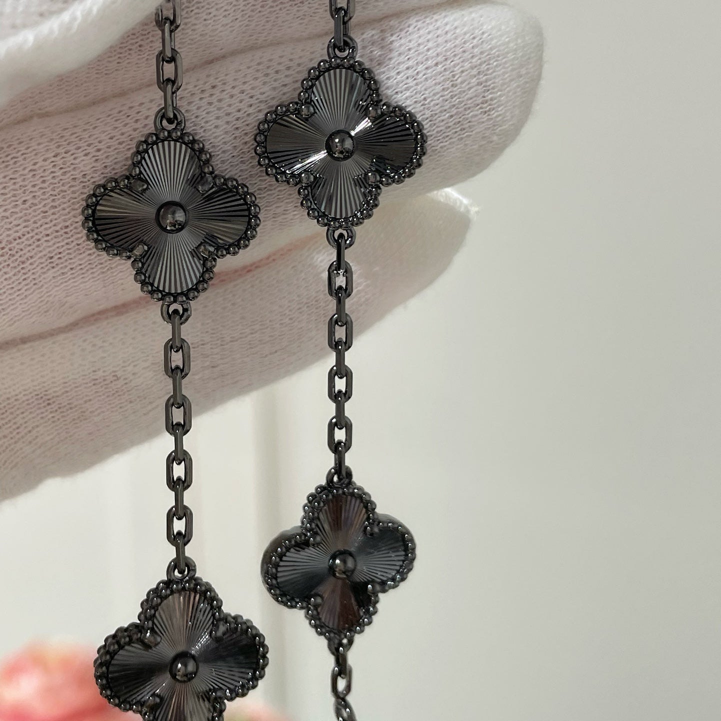 [Charm Aries Jewelry]CLOVER 5 MOTIF BLACK BRACELET