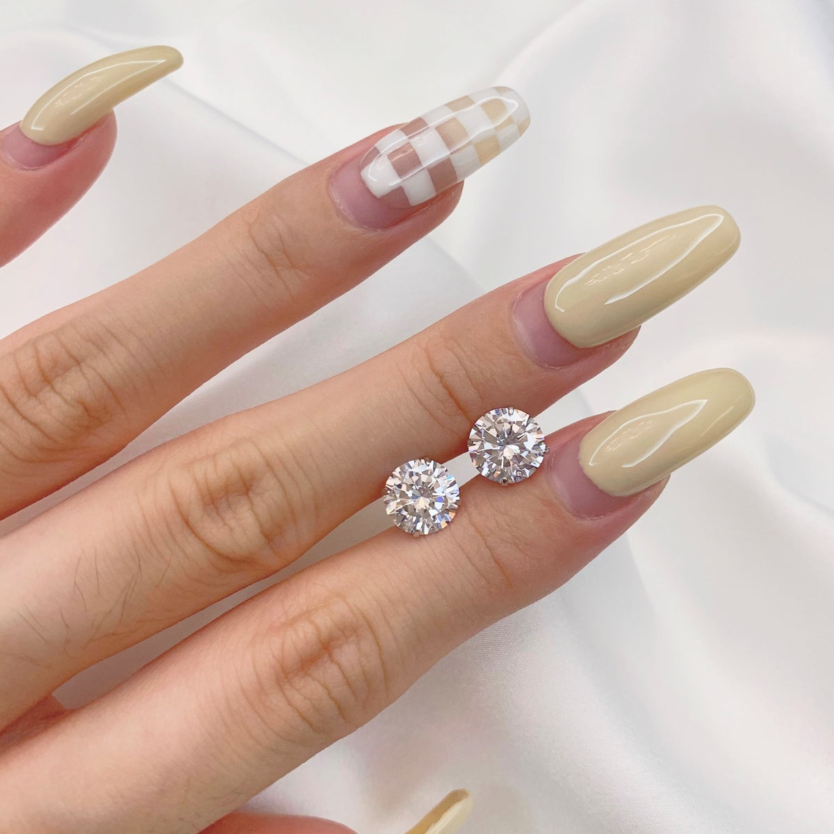 [Charm Aries Jewelry]Stylish Shiny Round Center Stone Stud Earrings