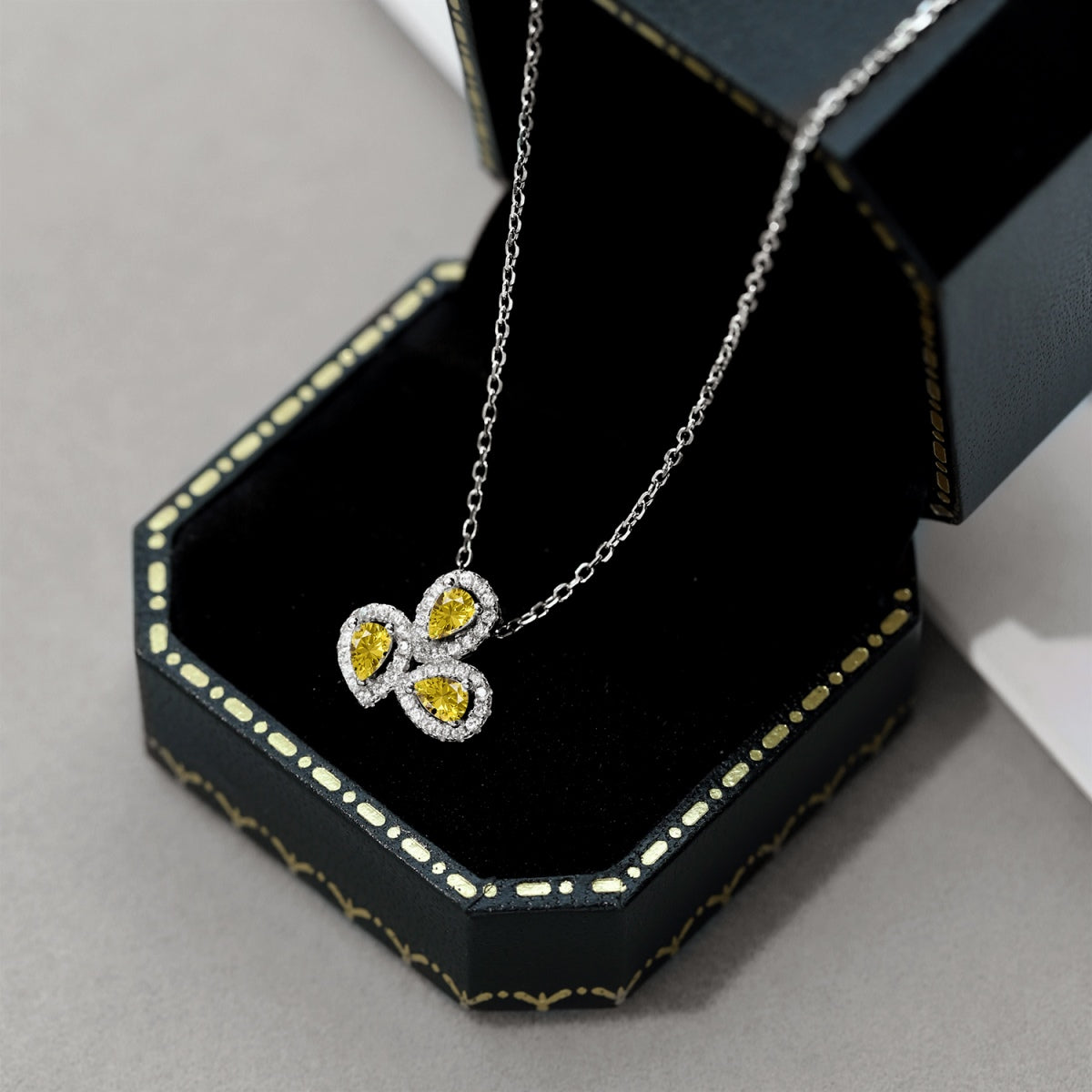 [Charm Aries Jewelry]Elegant Flower Shape Pear Cut Necklace