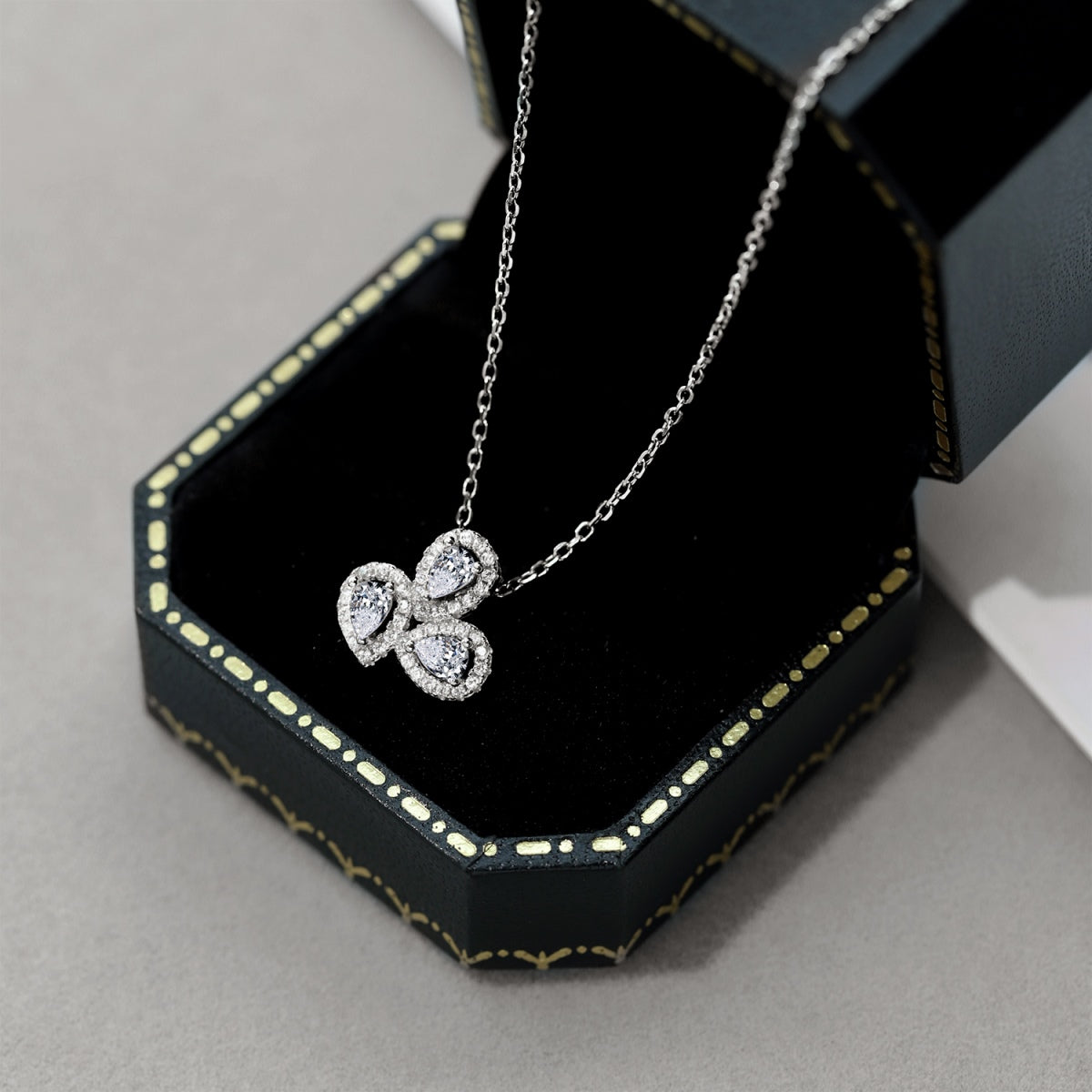[Charm Aries Jewelry]Elegant Flower Shape Pear Cut Necklace