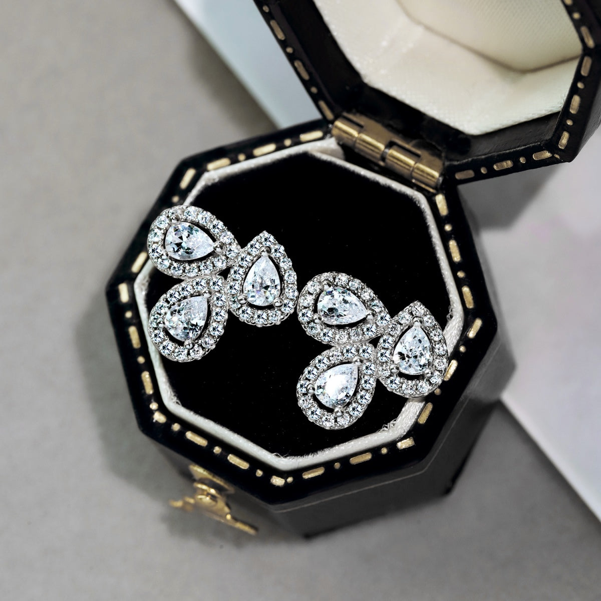 [Charm Aries Jewelry]Ornate Flower Shape Pear Cut Lover Earrings