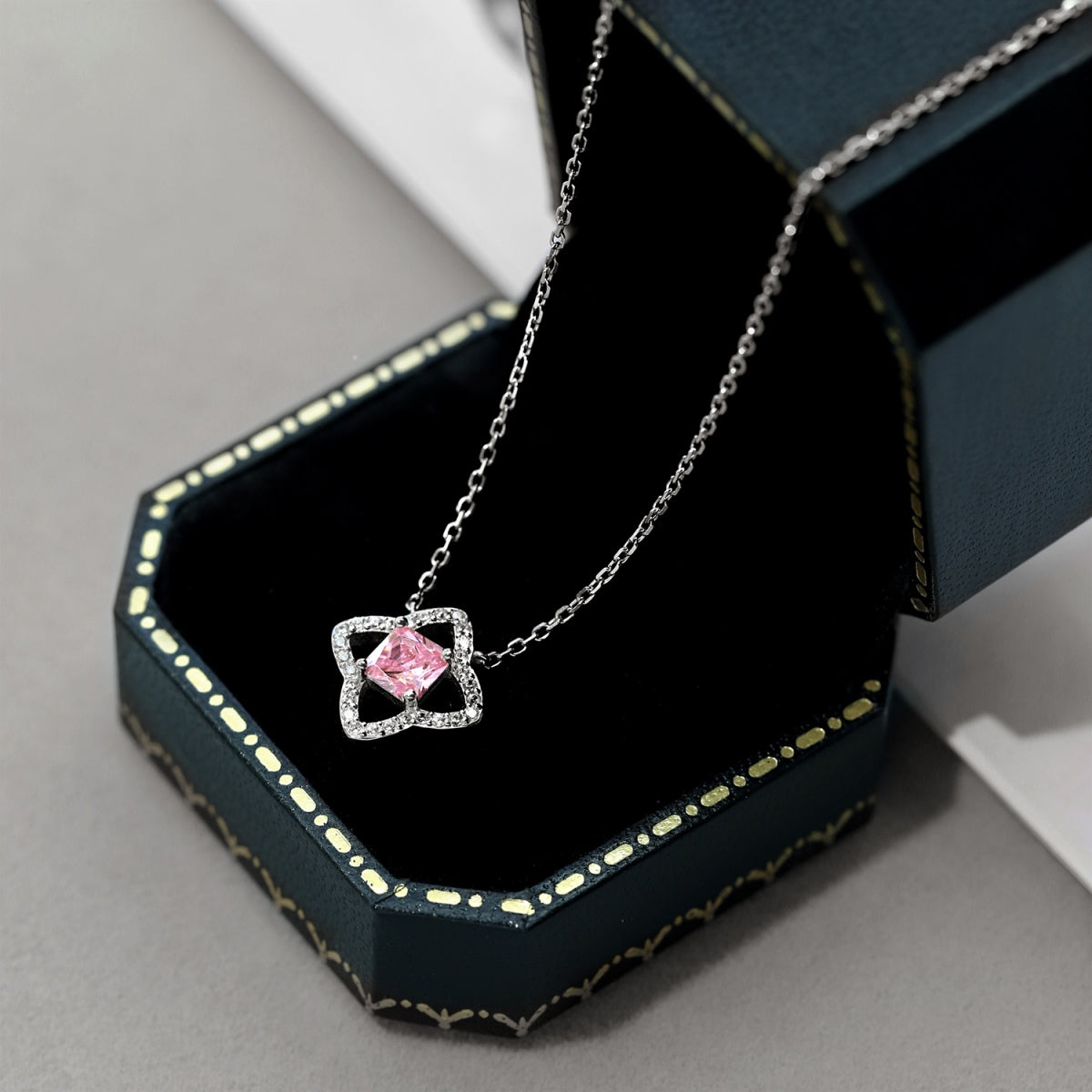 [Charm Aries Jewelry]Exquisite Flower Shape Princess Cut Necklace
