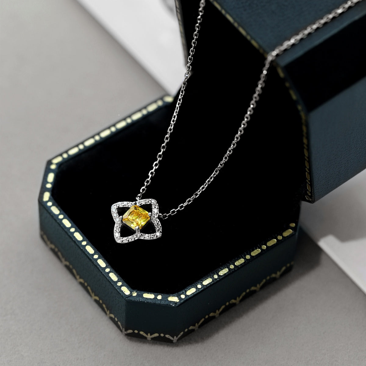 [Charm Aries Jewelry]Exquisite Flower Shape Princess Cut Necklace