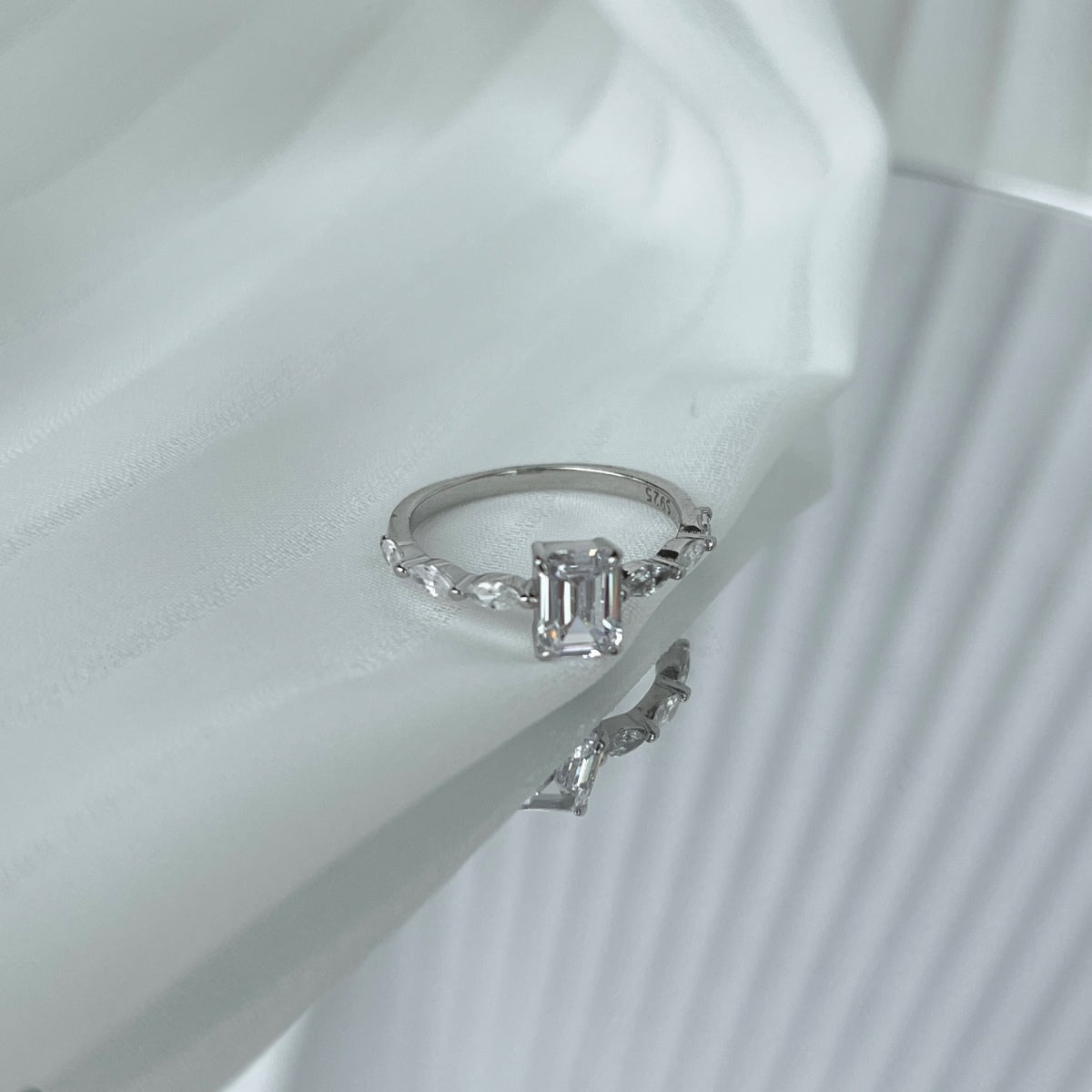 [Charm Aries Jewelry]1.0 Carat Dainty Resplendent Radiant Cut Daily Ring