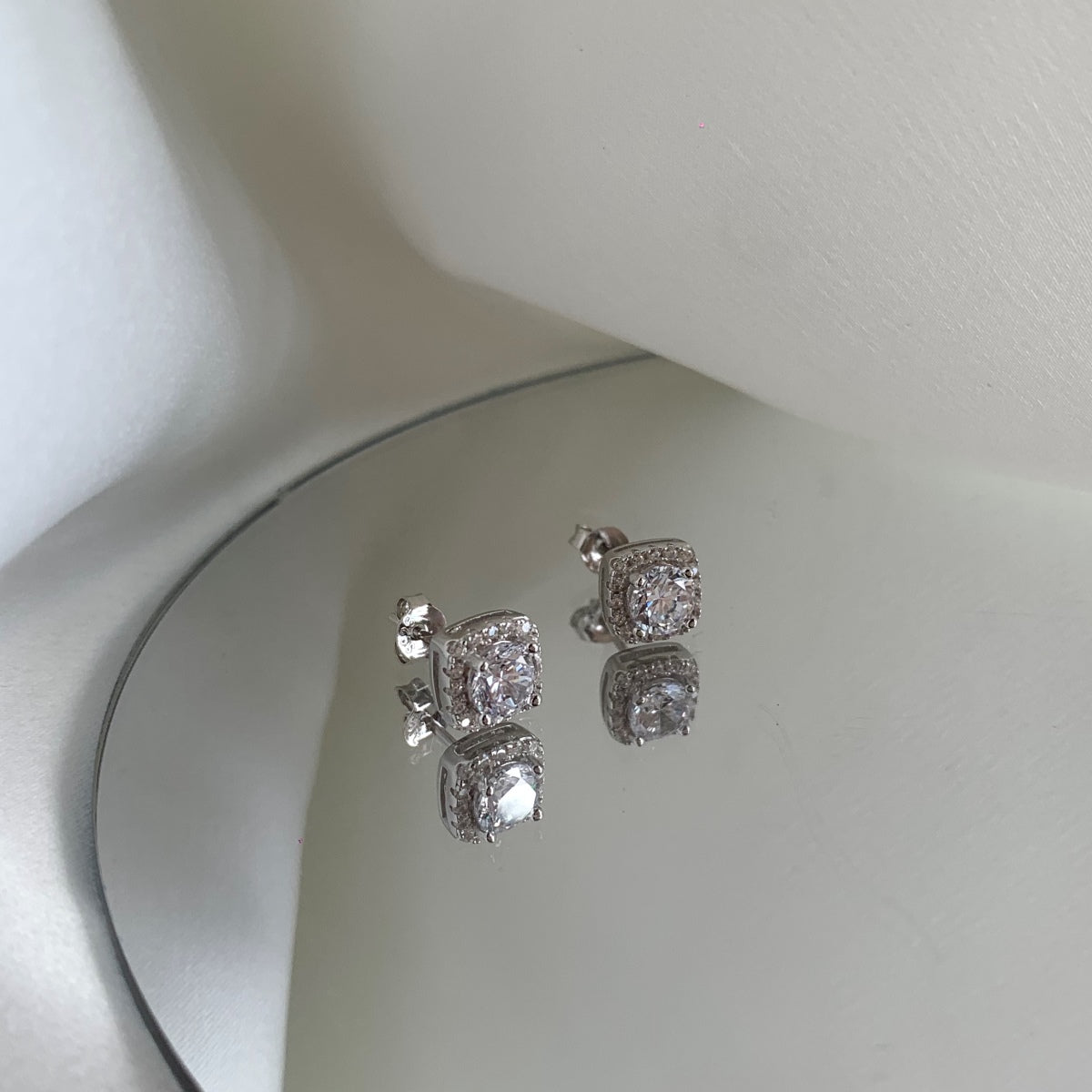 [Charm Aries Jewelry]Classic Round Center Stone Stud Earrings