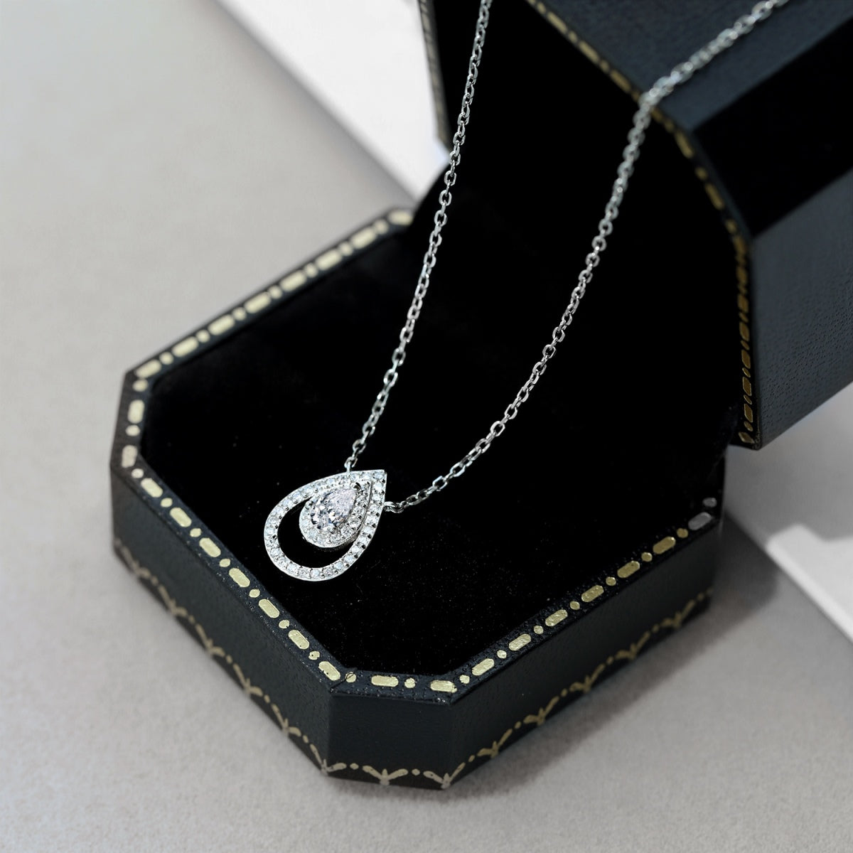 [Charm Aries Jewelry]Sparkling Pear Cut Necklace