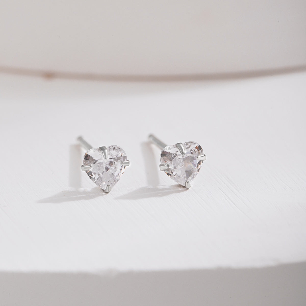 [Charm Aries Jewelry]Sparkling Heart Shaped Simple Earrings