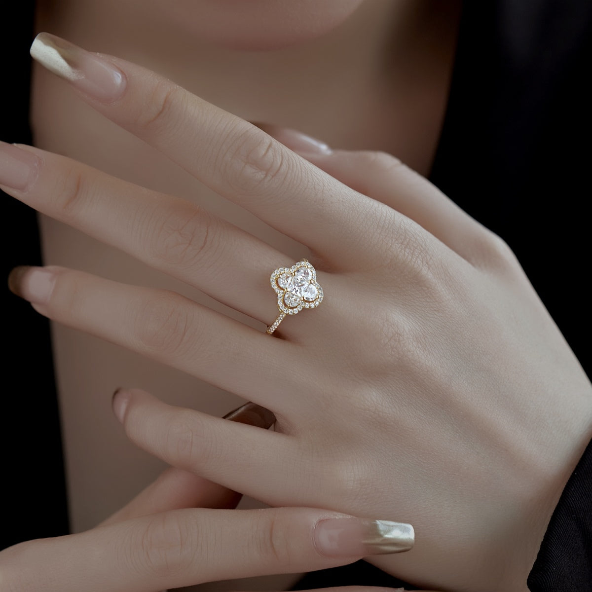 [Charm Aries Jewelry]Luxurious Eternity Flower Shape Banquet Ring