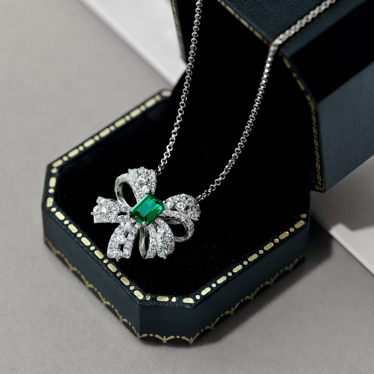 [Charm Aries Jewelry]Luxurious Flower Shape Emerald Cut Necklace