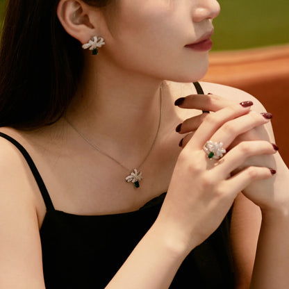 [Charm Aries Jewelry]Luxurious Flower Shape Emerald Cut Necklace