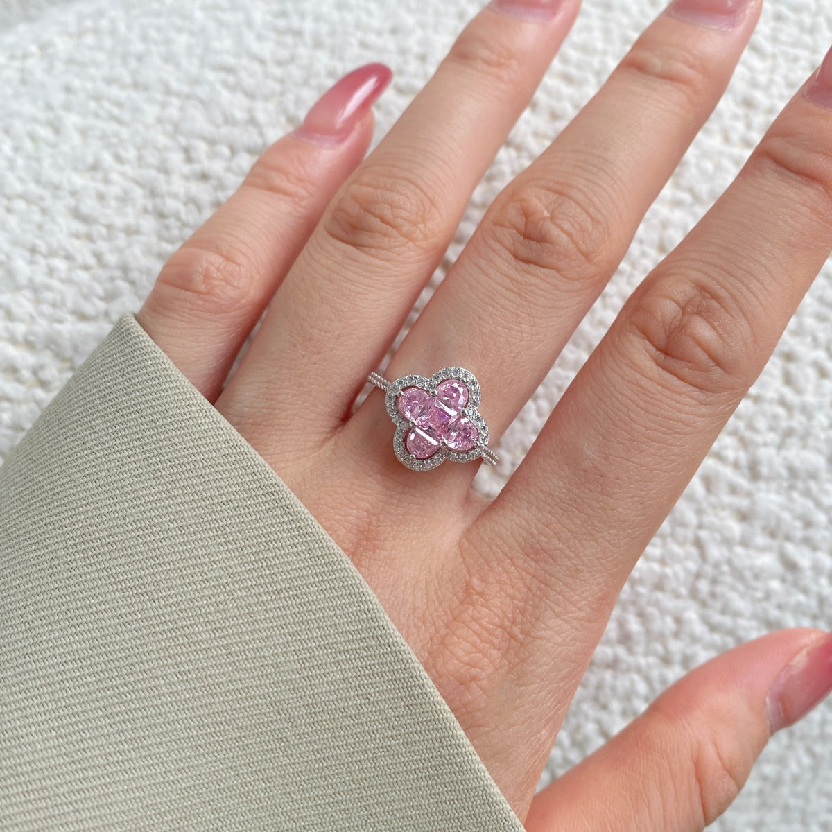 [Charm Aries Jewelry]Luxurious Eternity Flower Shape Banquet Ring