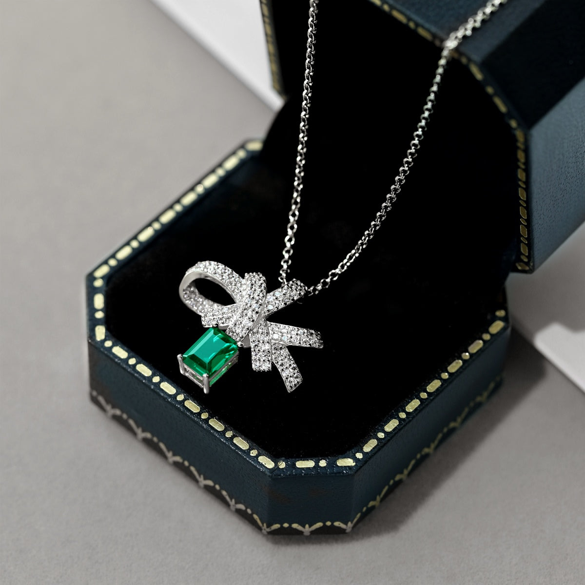 [Charm Aries Jewelry]Luxurious Flower Shape Emerald Cut Necklace