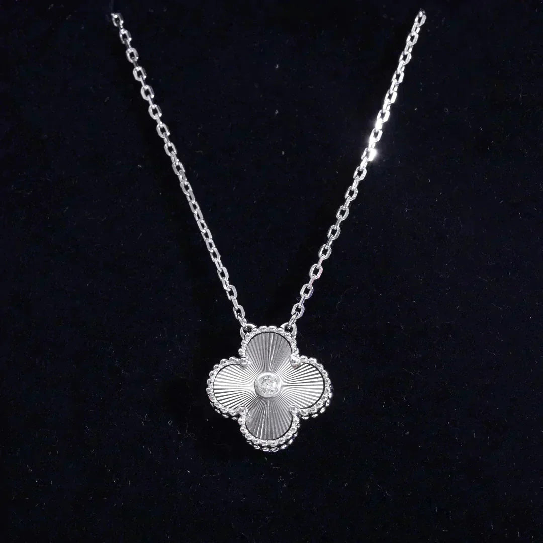 [Charm Aries Jewelry]CLOVER  15MM DIAMOND LASER NECKLACE SILVER