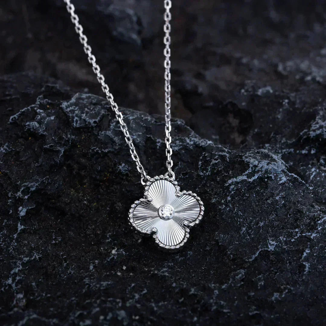 [Charm Aries Jewelry]CLOVER  15MM DIAMOND LASER NECKLACE SILVER