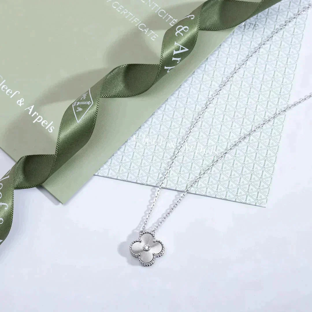 [Charm Aries Jewelry]CLOVER  15MM DIAMOND LASER NECKLACE SILVER