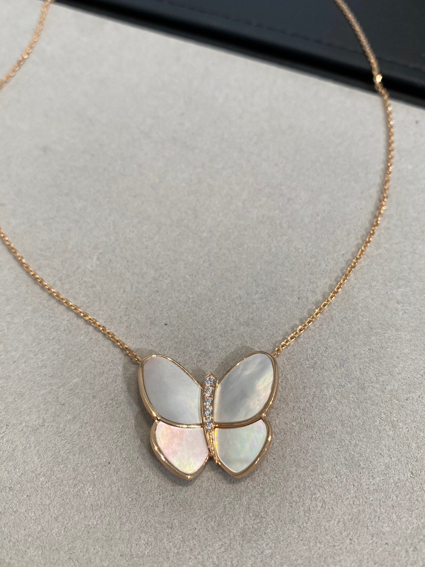 [Charm Aries Jewelry]BUTTERFLY GOLD MOP DIAMOND NECKLACE