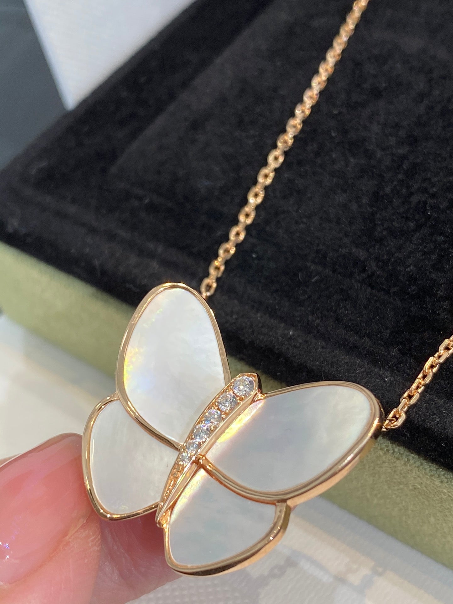 [Charm Aries Jewelry]BUTTERFLY GOLD MOP DIAMOND NECKLACE