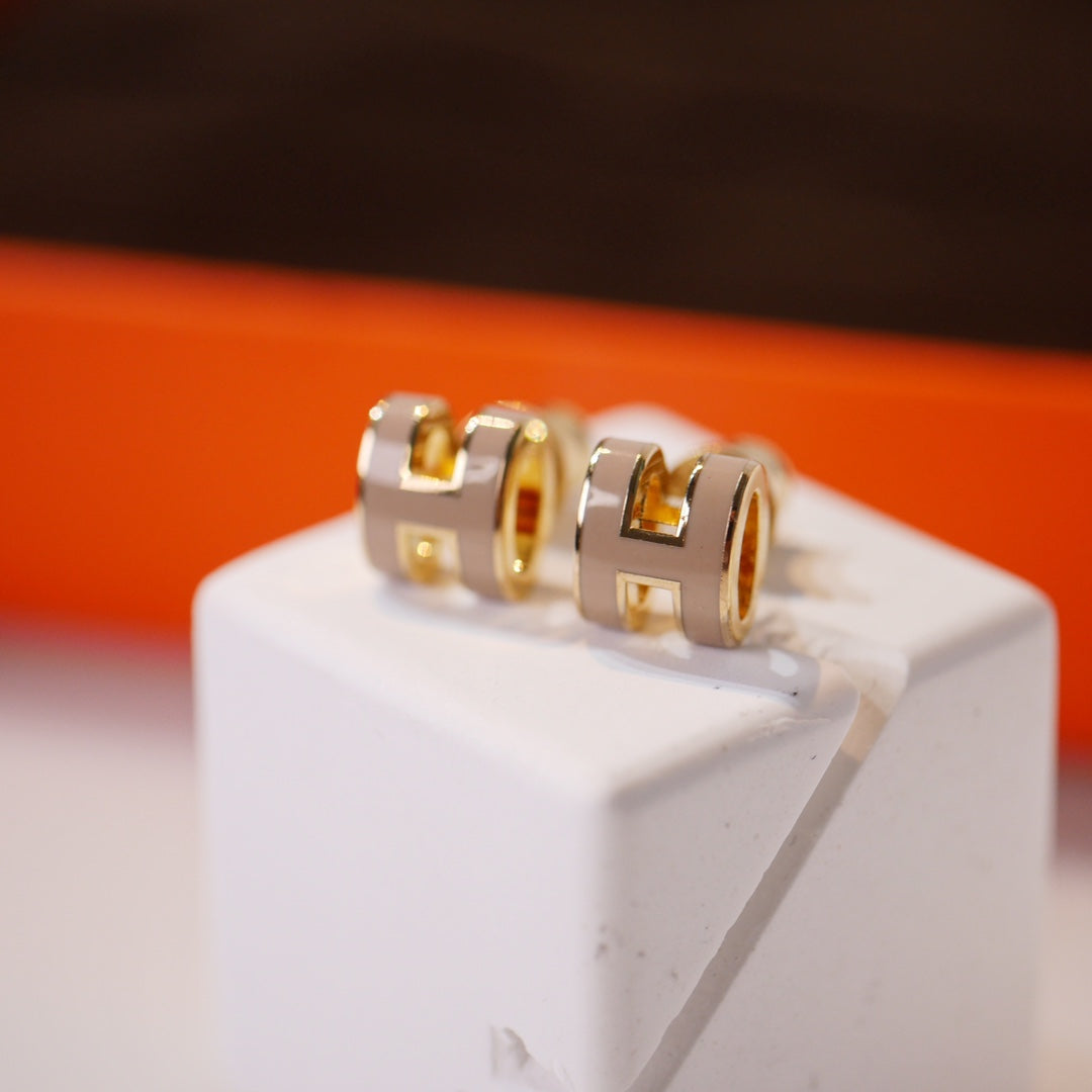 [Charm Aries Jewelry]MINI POP H GOLD EARRINGS GREY