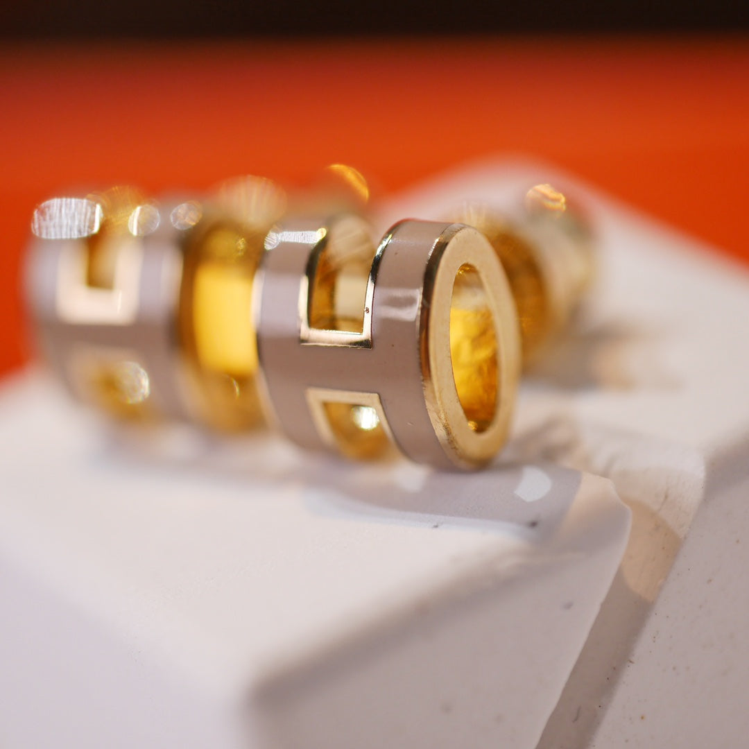 [Charm Aries Jewelry]MINI POP H GOLD EARRINGS GREY