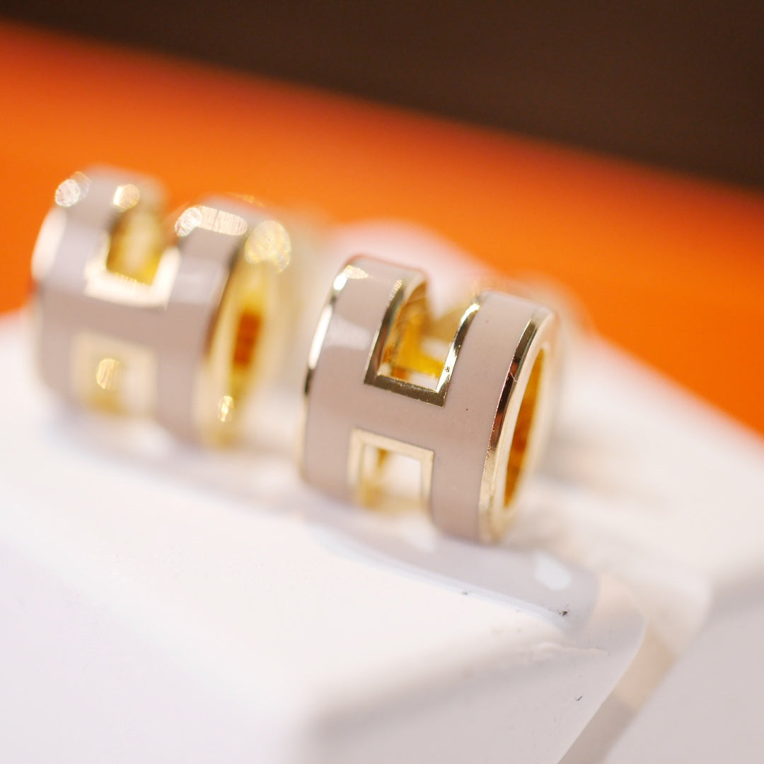 [Charm Aries Jewelry]MINI POP H GOLD EARRINGS GREY