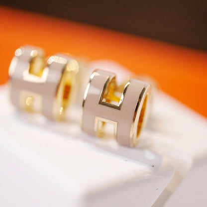 [Charm Aries Jewelry]MINI POP H GOLD EARRINGS GREY