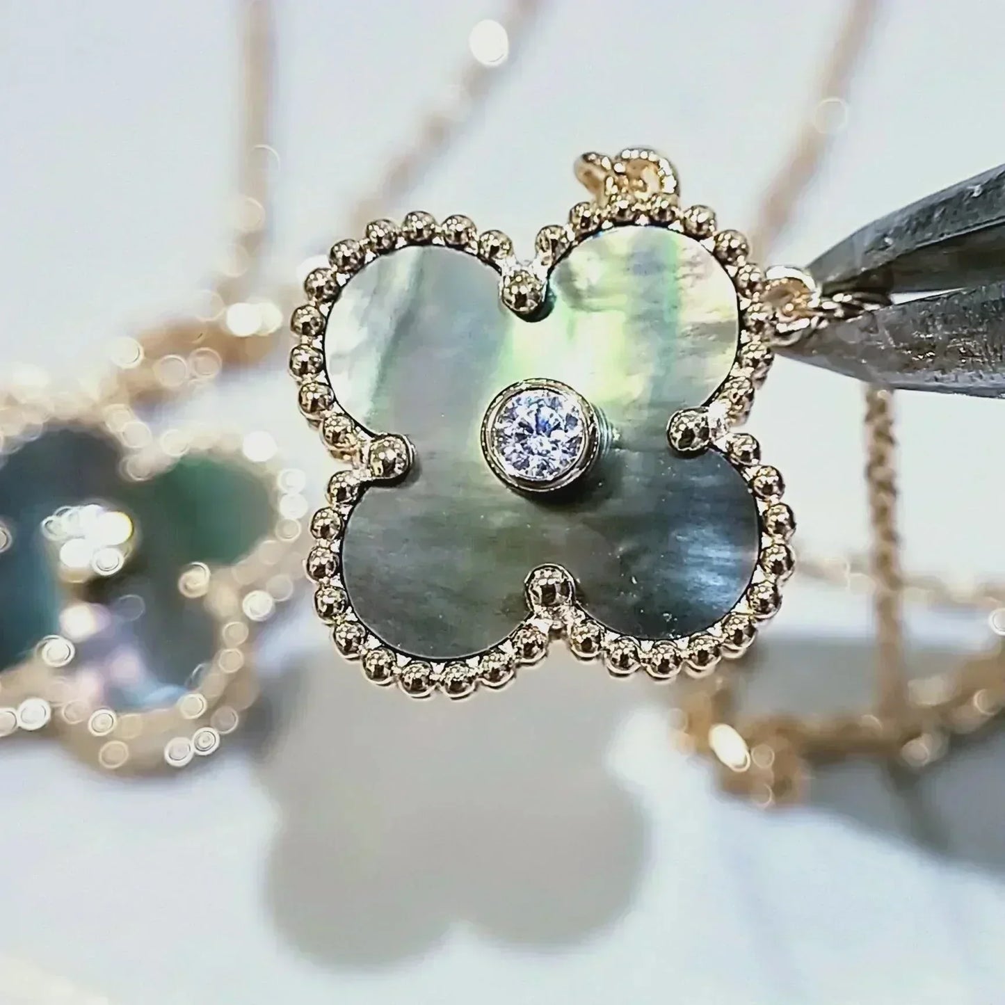 [Charm Aries Jewelry]CLOVER 15MM DIAMOND AND MOTHER-OF-GREY NECKLACE