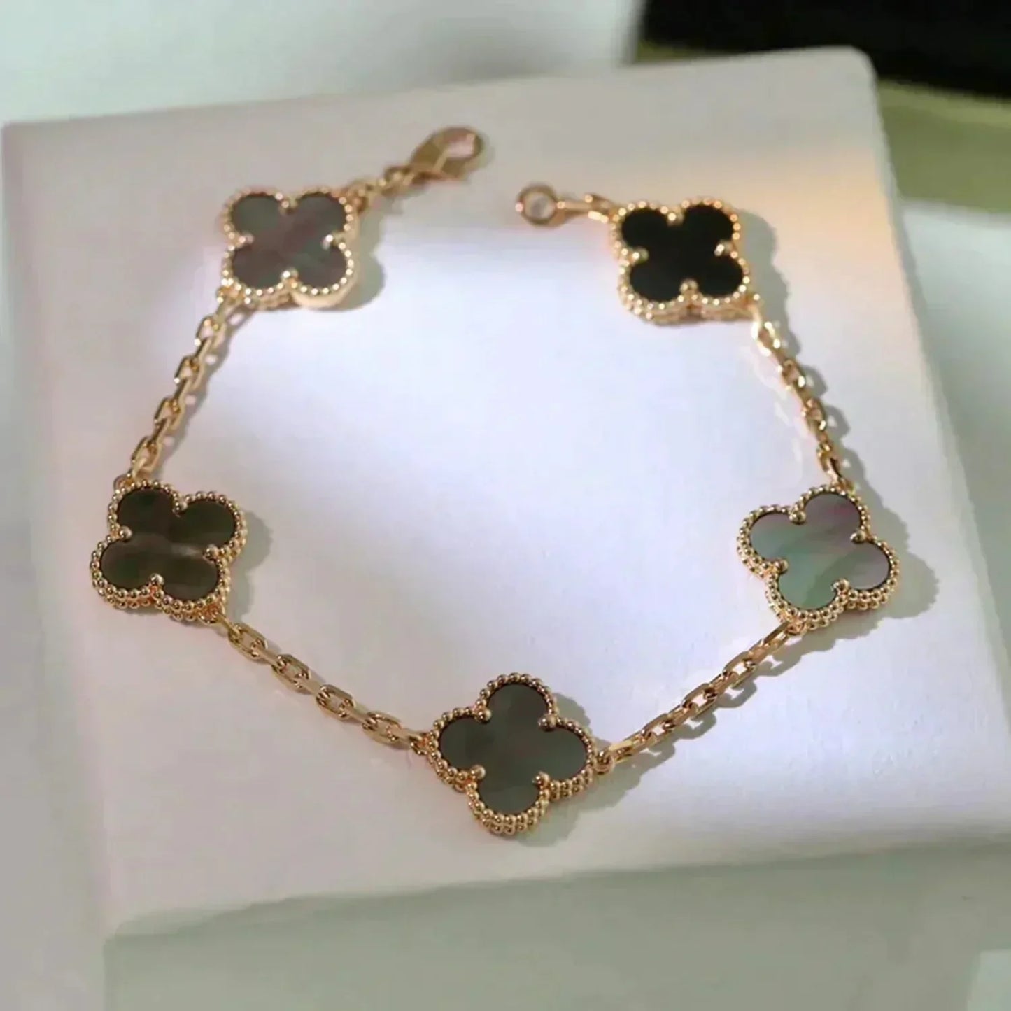 [Charm Aries Jewelry]CLOVER 5 MOTIF GRAY MOP  BRACELET