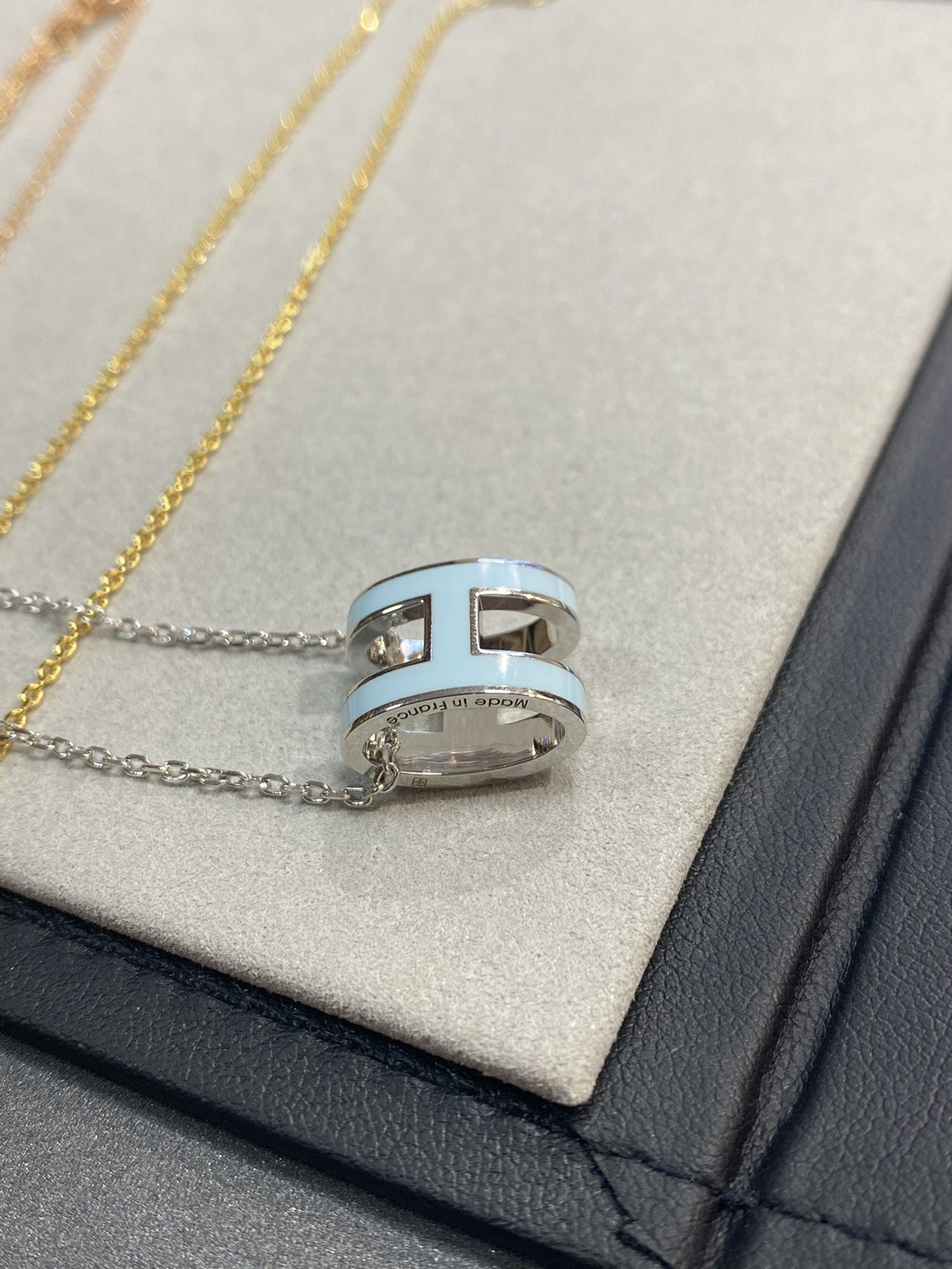 [Charm Aries Jewelry]POP H LIGHT BLUE NECKLACE