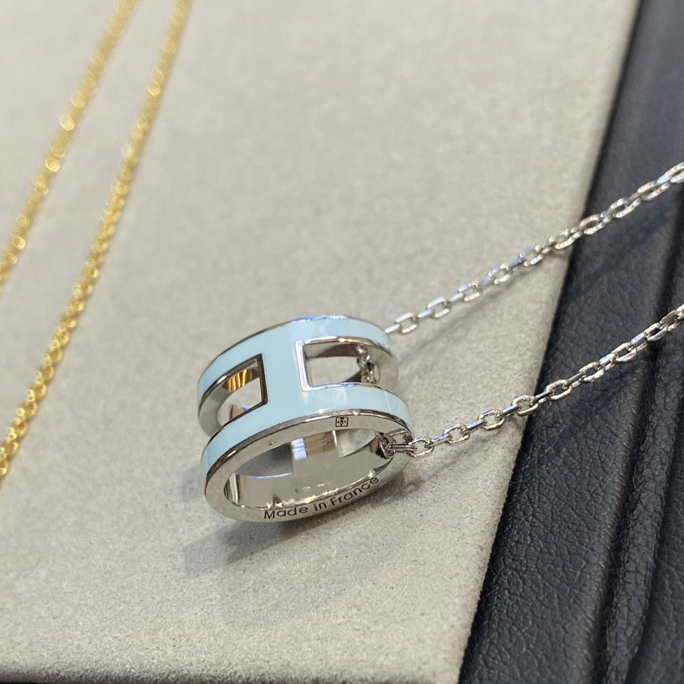 [Charm Aries Jewelry]POP H LIGHT BLUE NECKLACE