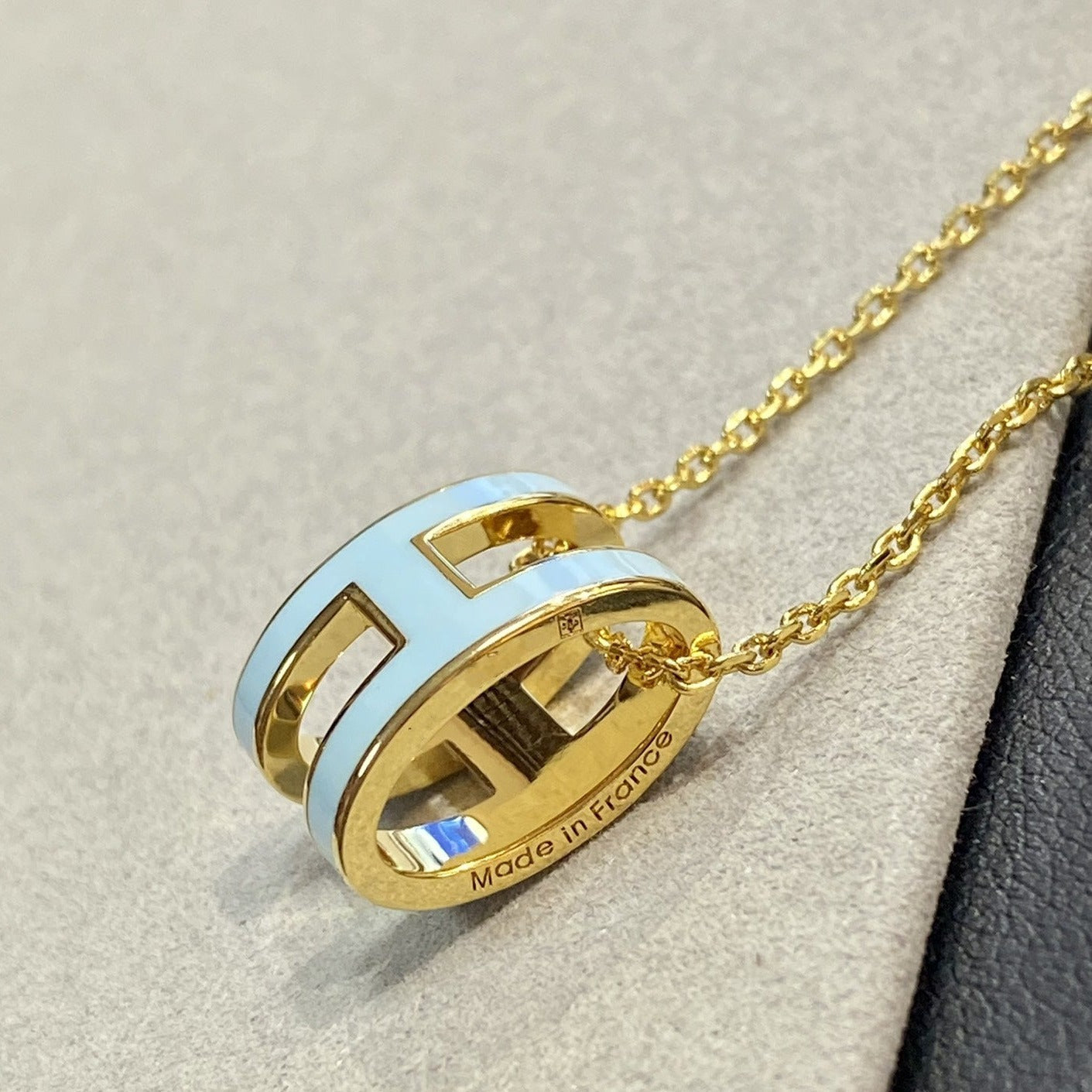 [Charm Aries Jewelry]POP H LIGHT BLUE NECKLACE