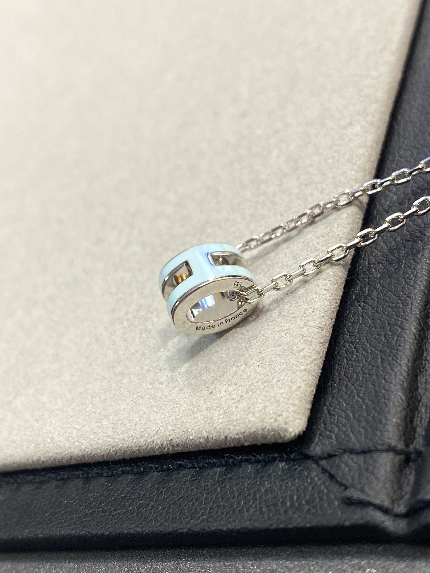 [Charm Aries Jewelry]POP H LIGHT BLUE NECKLACE