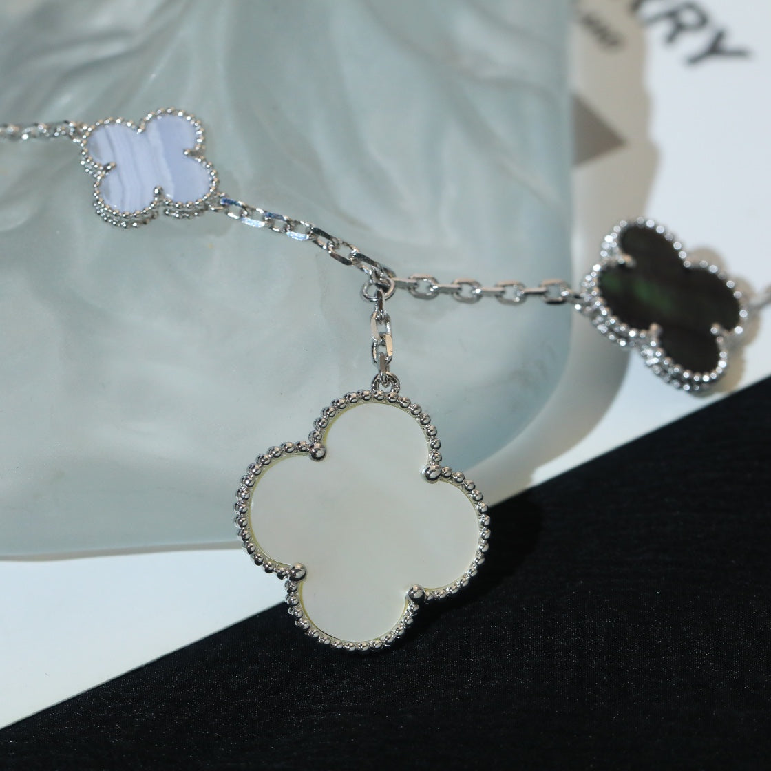 [Charm Aries Jewelry]CLOVER BRACELET 5 MOTIFS MOP CHALCEDONY SILVER