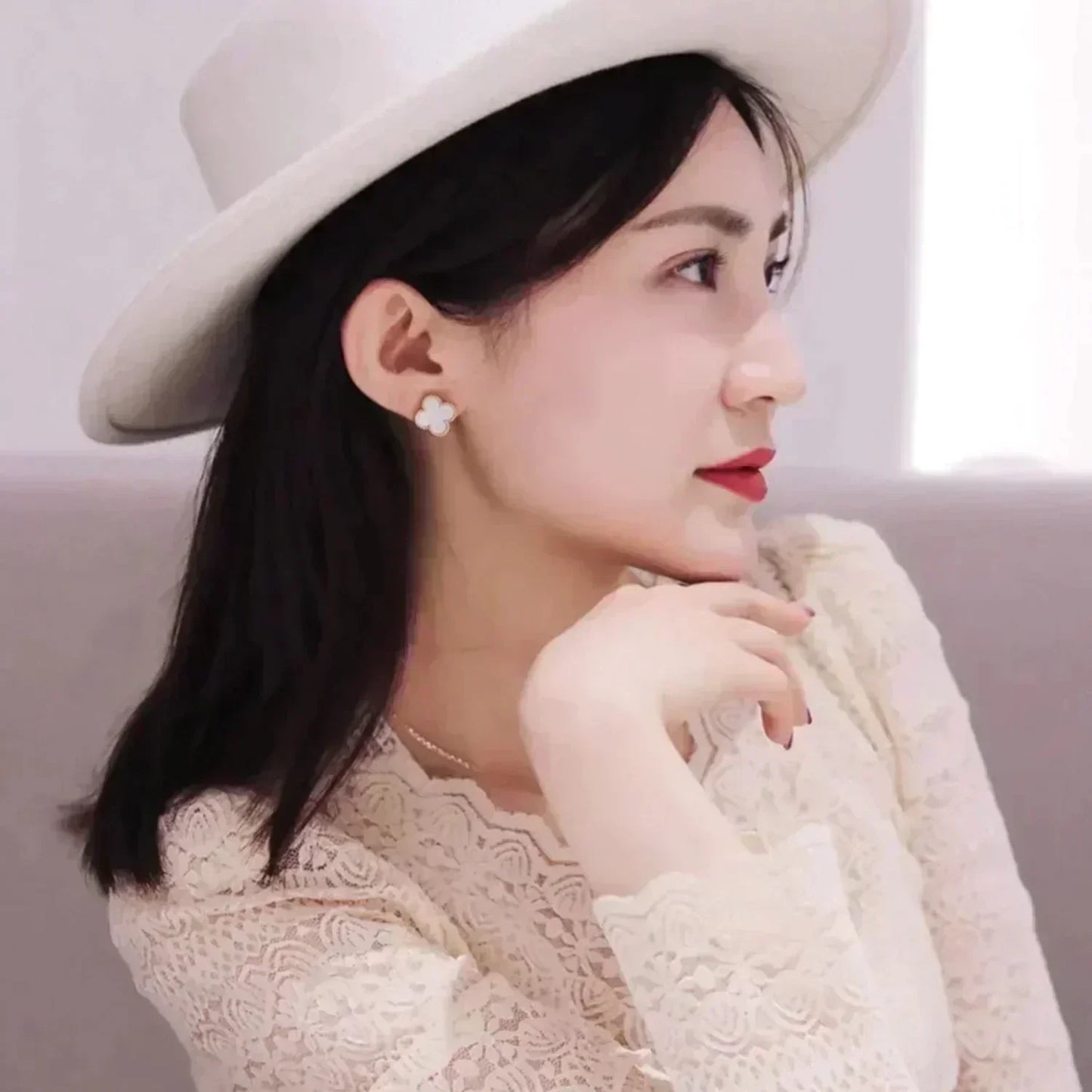 [Charm Aries Jewelry]CLOVER MEDIUM 1 MOTIFS  WHITE MOP STUD EARRINGS