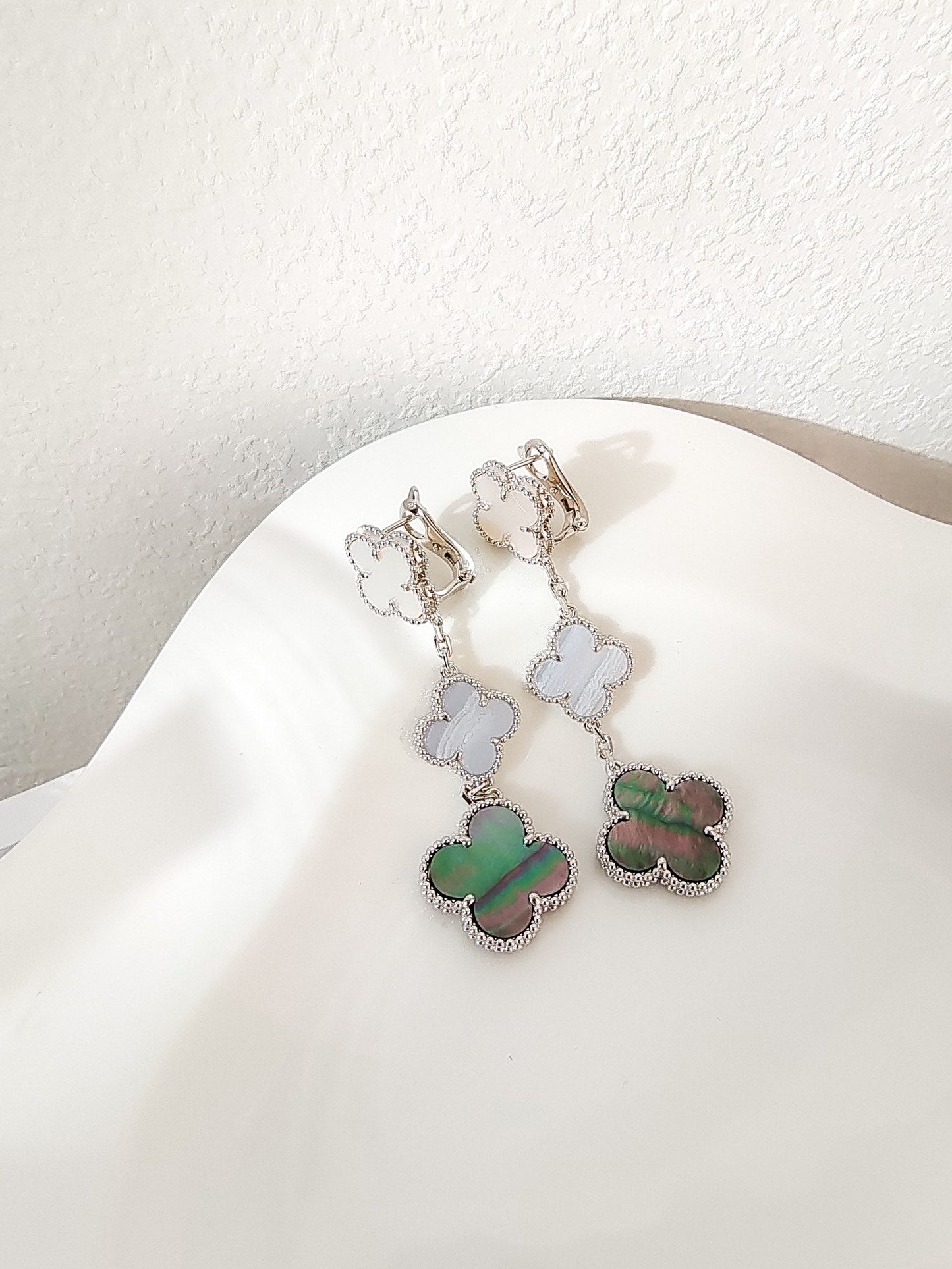 [Charm Aries Jewelry]CLOVER 3 MOTIFS CHALCEDONY DARK MOP SILVER EARRINGS