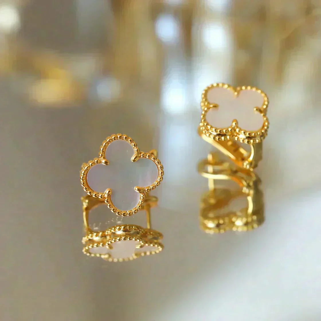 [Charm Aries Jewelry]CLOVER MEDIUM 1 MOTIFS  WHITE MOP STUD EARRINGS