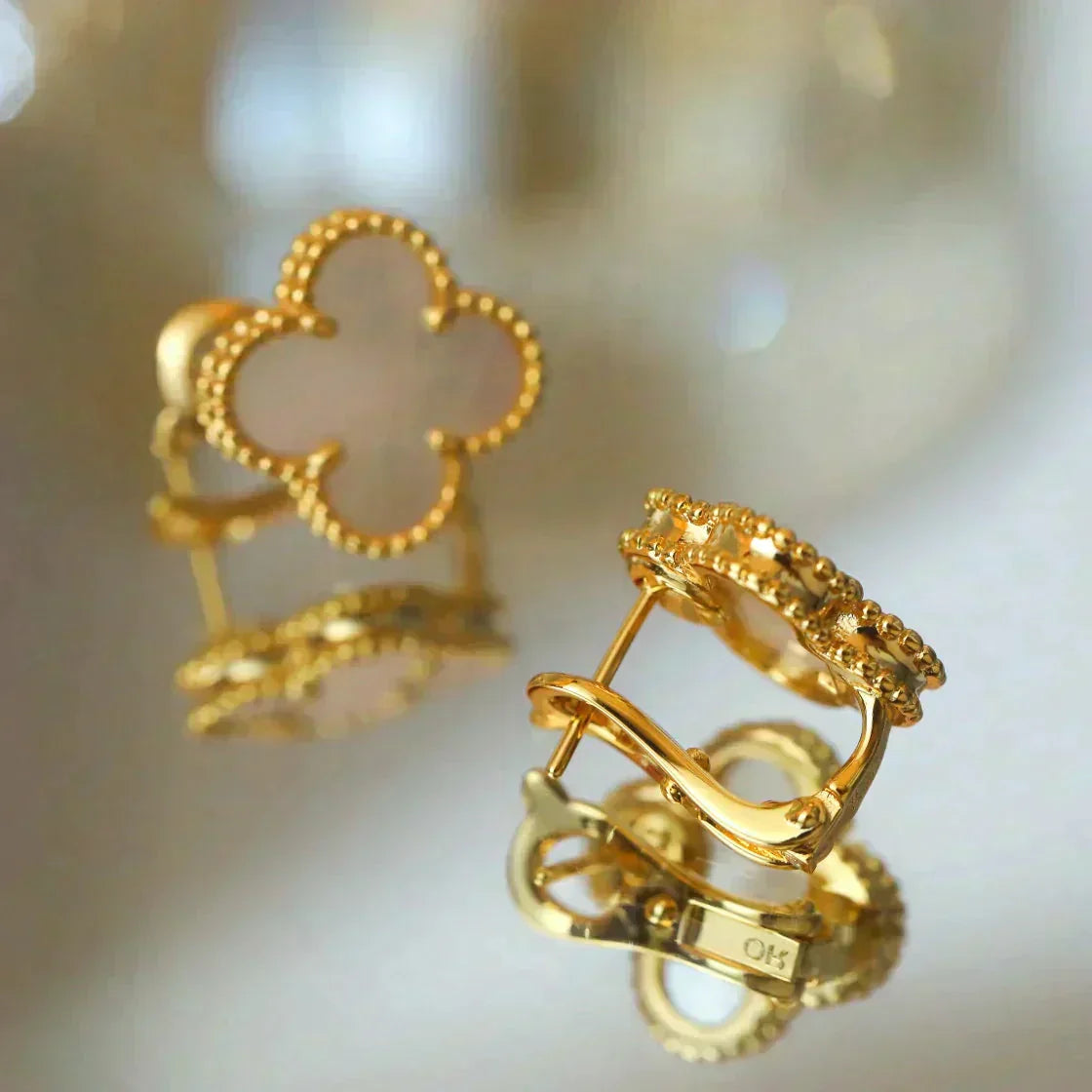 [Charm Aries Jewelry]CLOVER MEDIUM 1 MOTIFS  WHITE MOP STUD EARRINGS