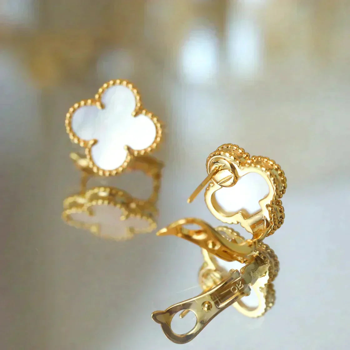 [Charm Aries Jewelry]CLOVER MEDIUM 1 MOTIFS  WHITE MOP STUD EARRINGS