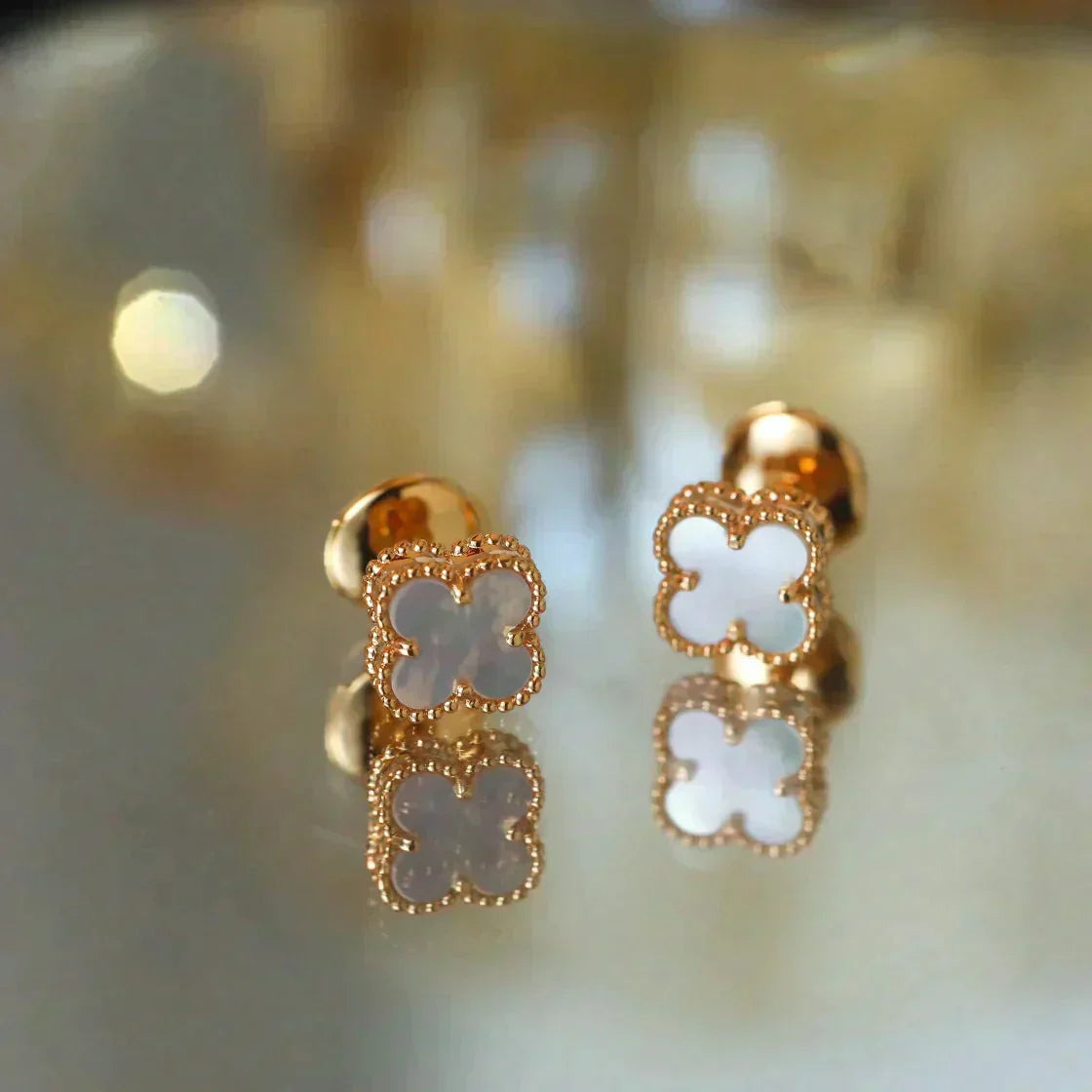 [Charm Aries Jewelry]CLOVER MINI 9.5MM WHITE MOP EARRINGS