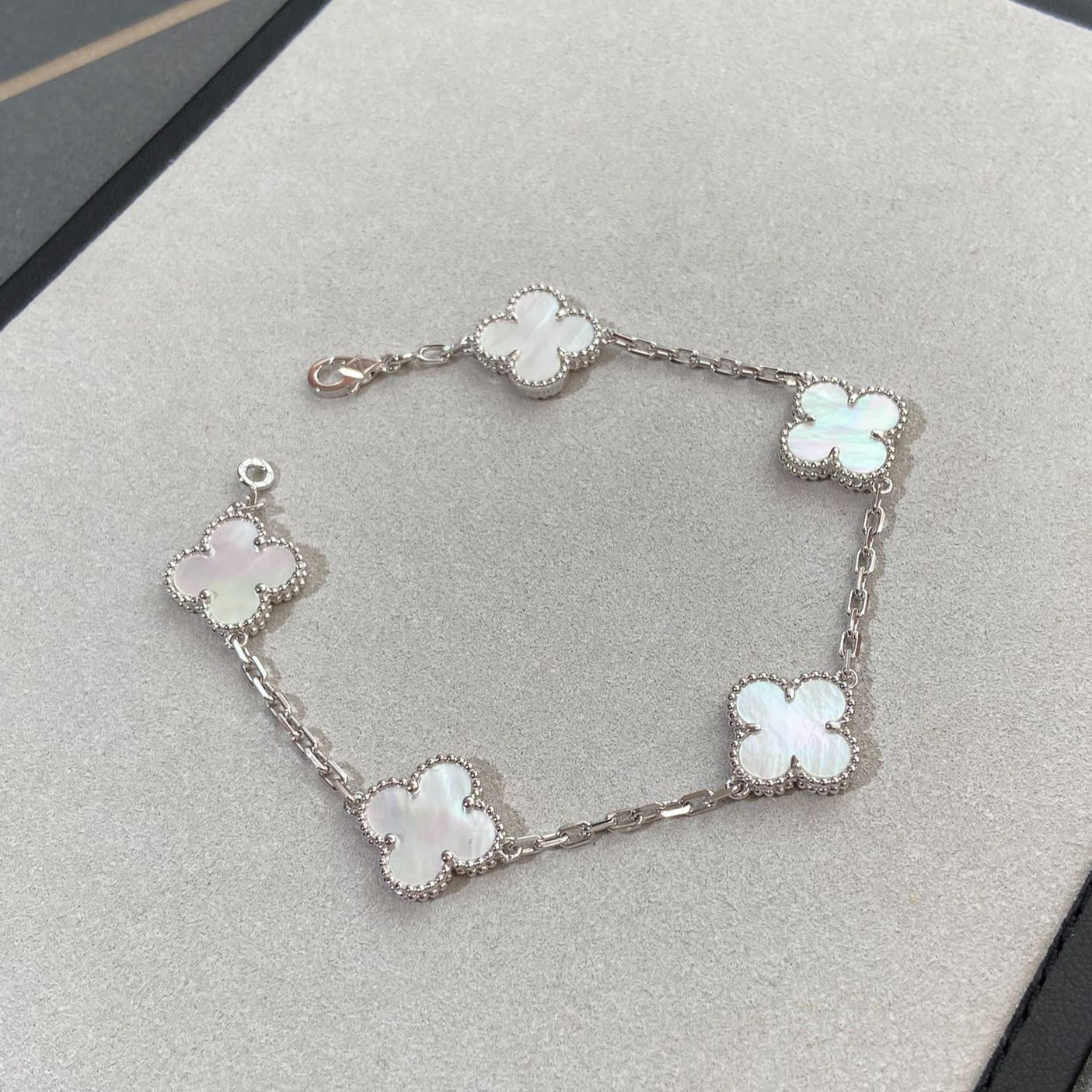 [Charm Aries Jewelry]CLOVER SILVER MOP 5 MOTIF BRACELET