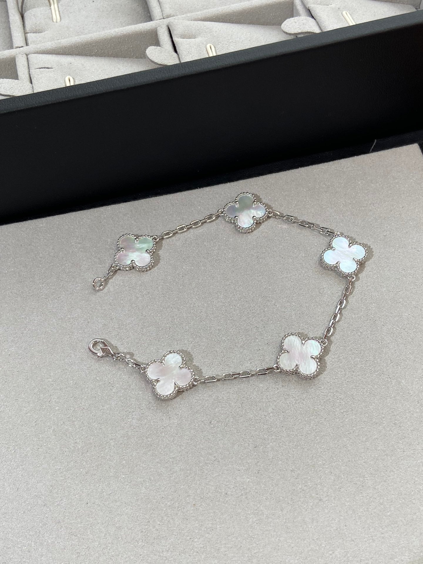 [Charm Aries Jewelry]CLOVER SILVER MOP 5 MOTIF BRACELET