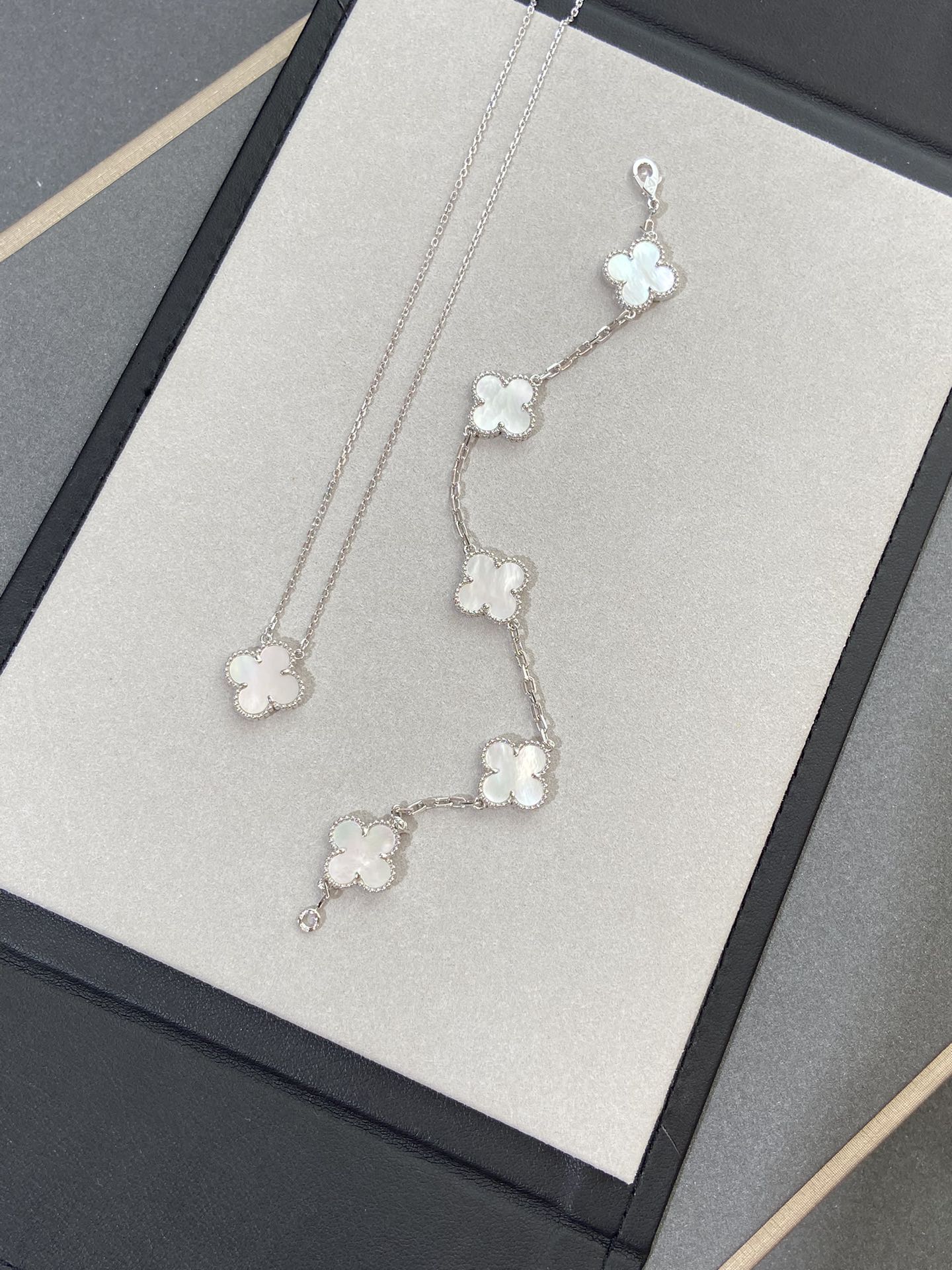[Charm Aries Jewelry]CLOVER SILVER MOP 5 MOTIF BRACELET