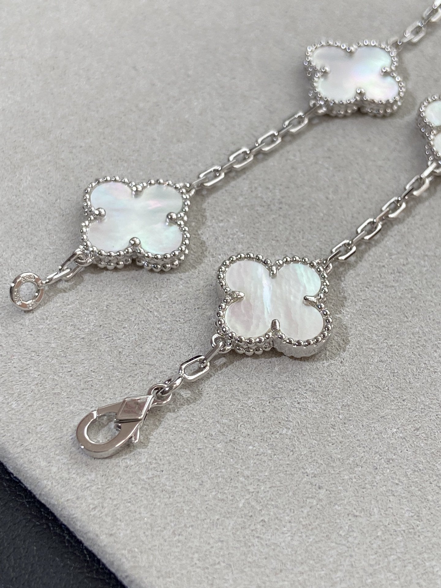 [Charm Aries Jewelry]CLOVER SILVER MOP 5 MOTIF BRACELET