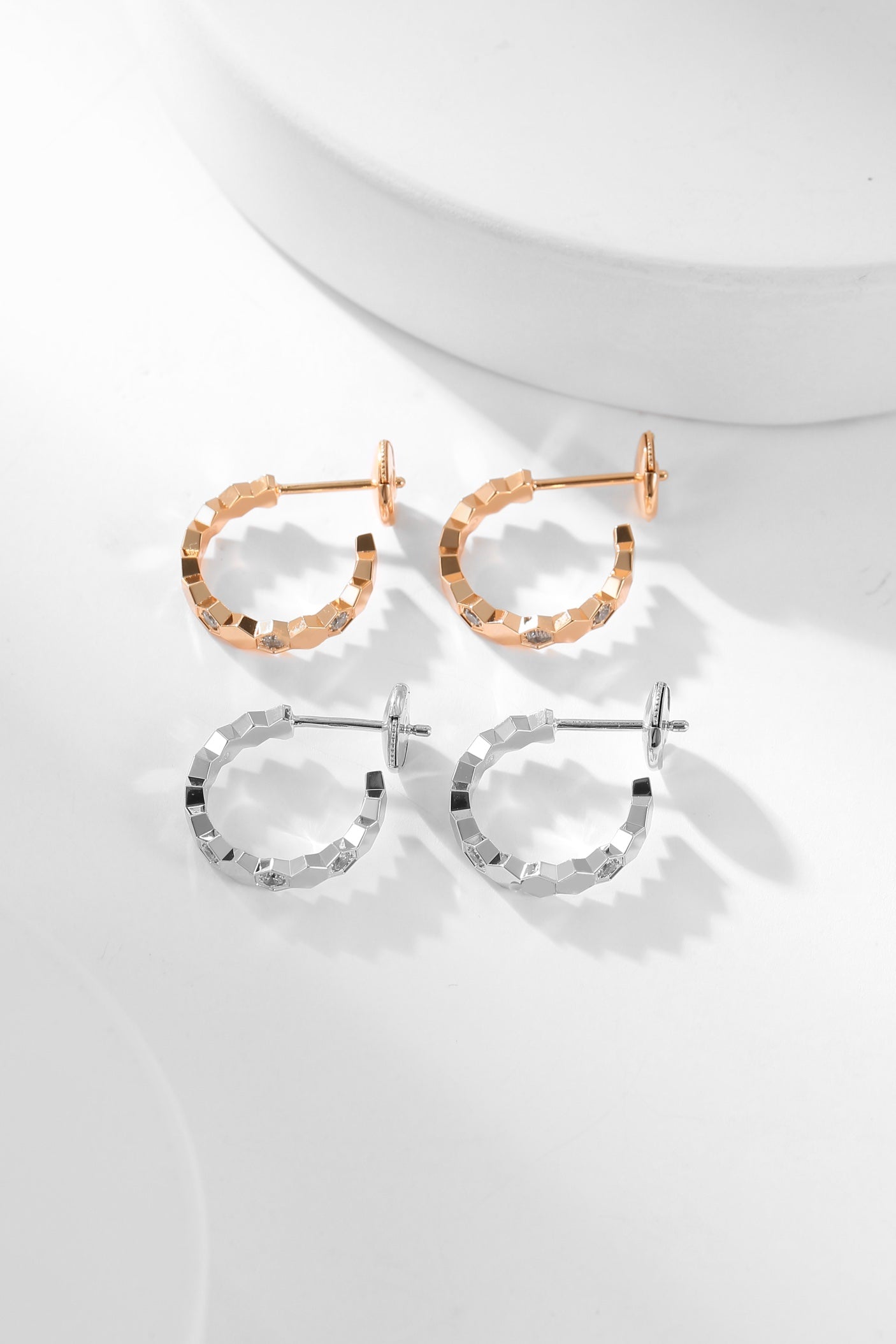 [Charm Aries Jewelry]BEE LOVE DIAMOND HOOP EARRINGS