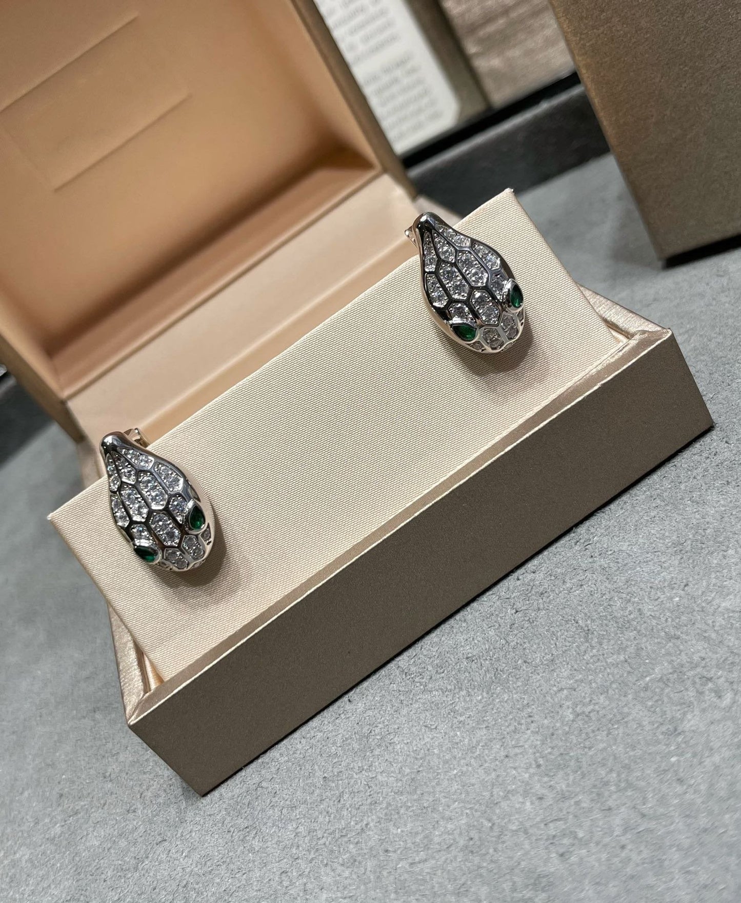 [Charm Aries Jewelry]SERPENT DIAMOND STUD EARRINGS