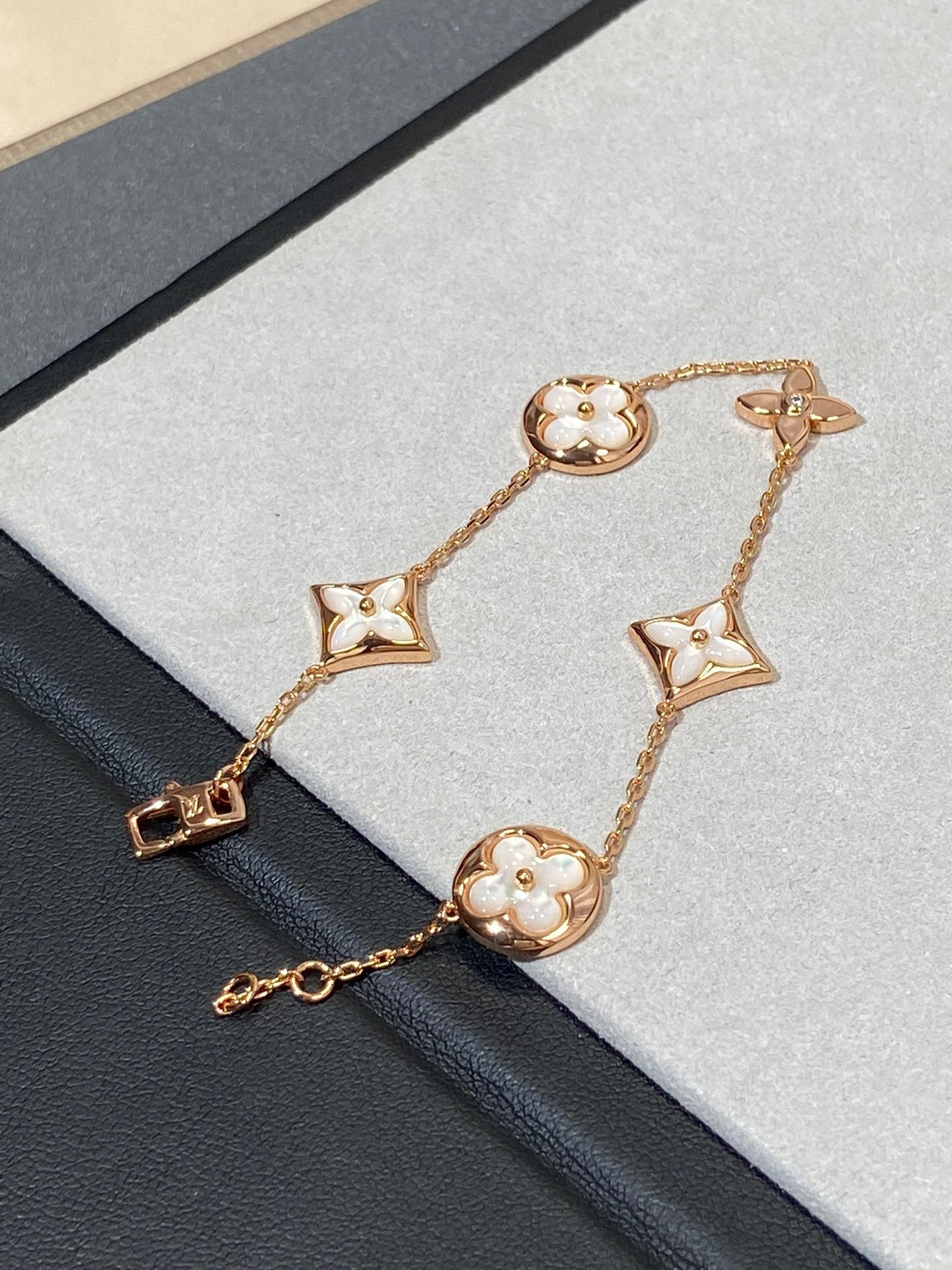 [Charm Aries Jewelry]STAR AND SUN 5 MOTIF MOP PINK GOLD BRACELET