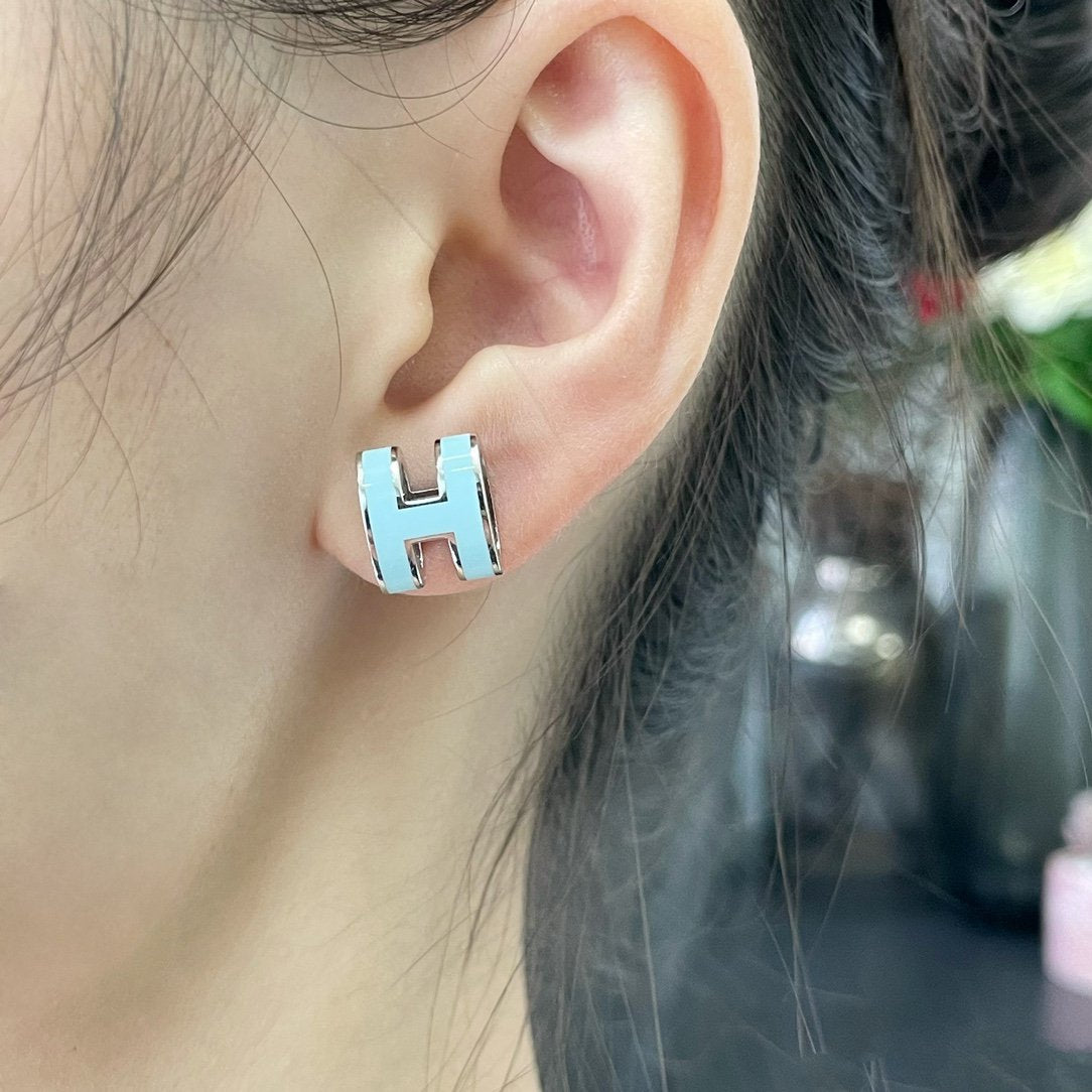 [Charm Aries Jewelry]POP H SKY BLUE STUD EARRINGS